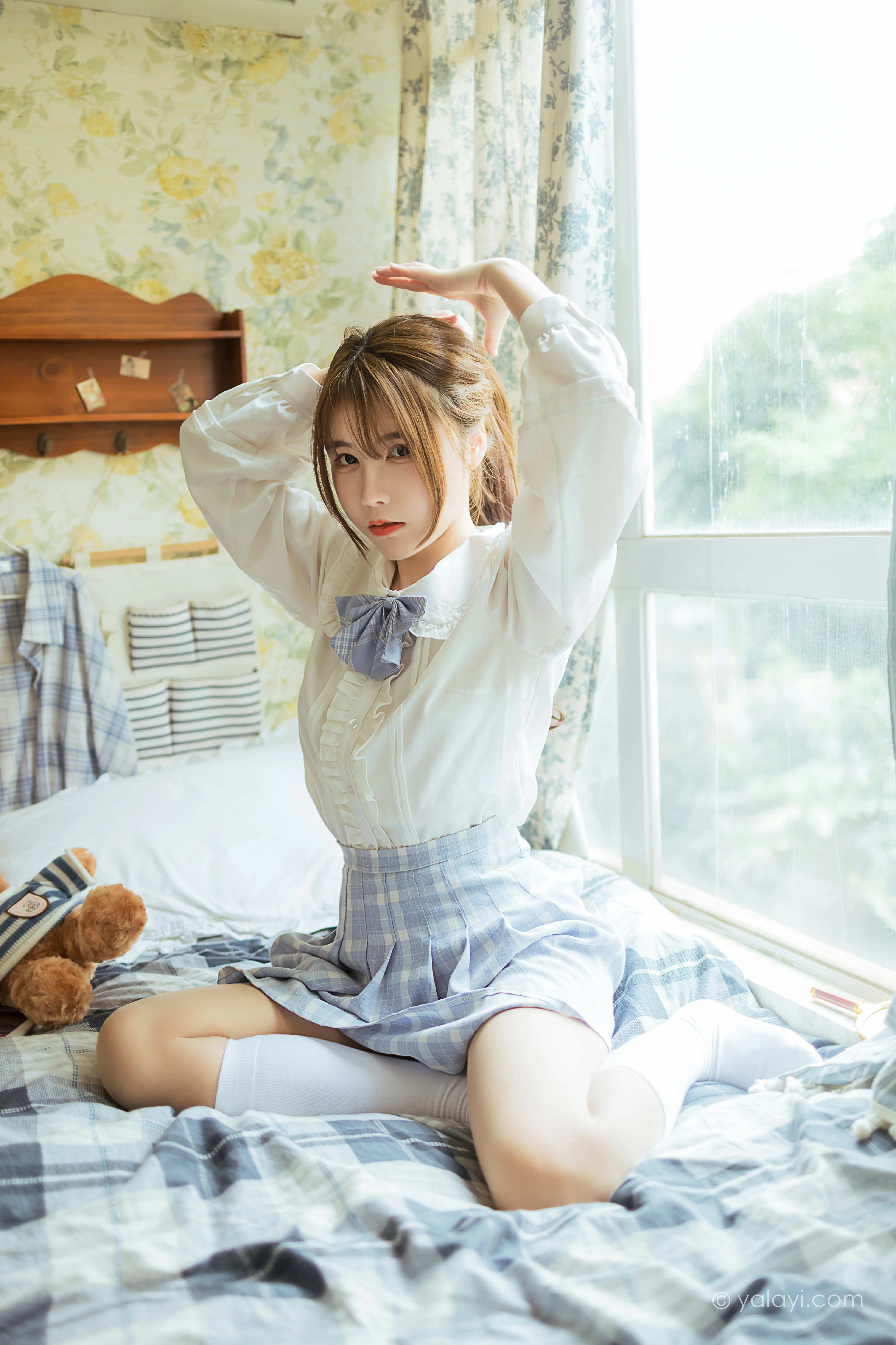 [YALAYI雅拉伊]NO.817 最爱的JK制服 钰慧 灰色外套与格子短裙加丝袜美腿私房写真集第12张