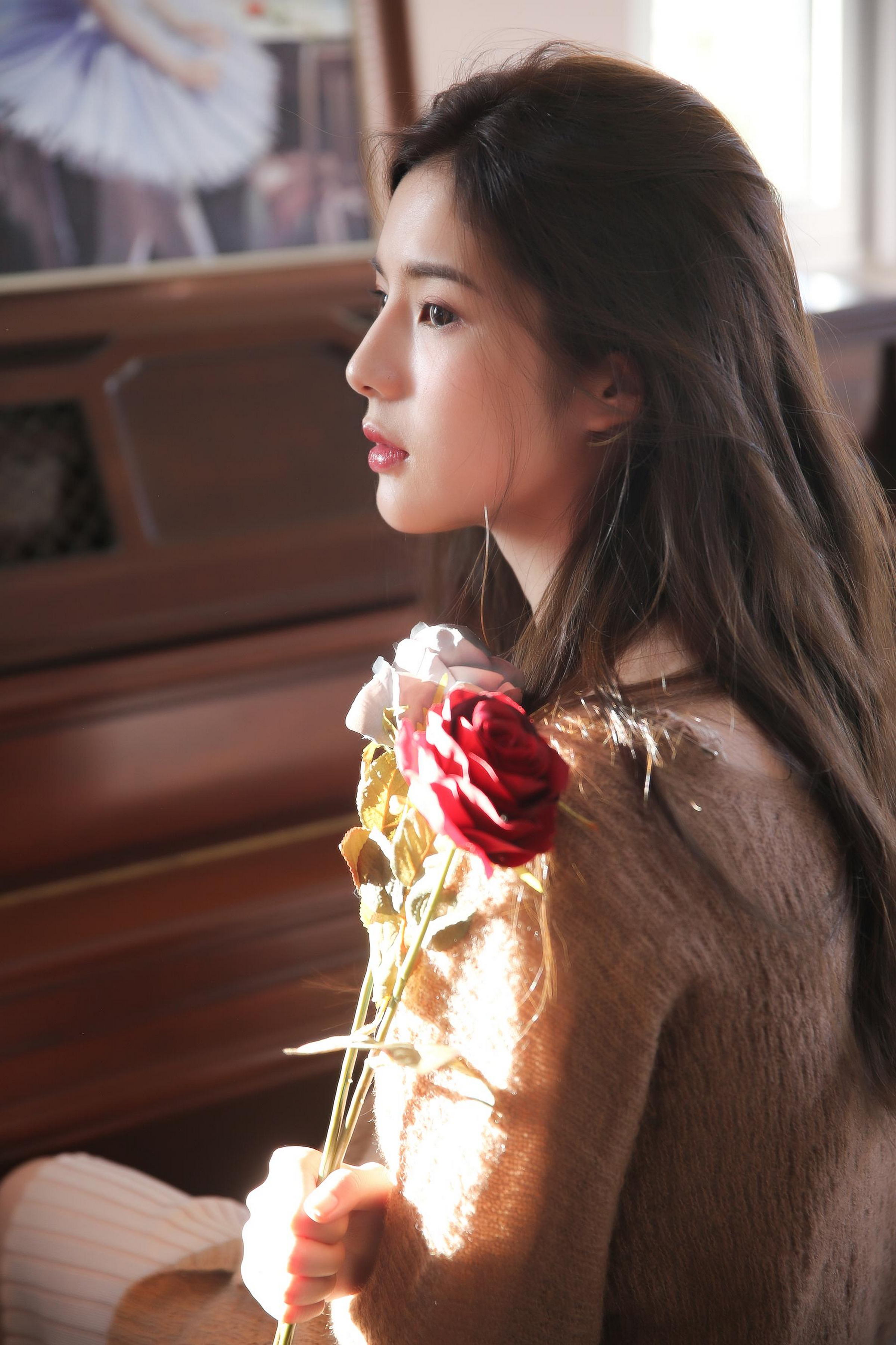 [YALAYI雅拉伊]2022.05.09 小饼干 白嫩少女 蓝色JK制服与橙色吊带连衣裙性感写真集第5张