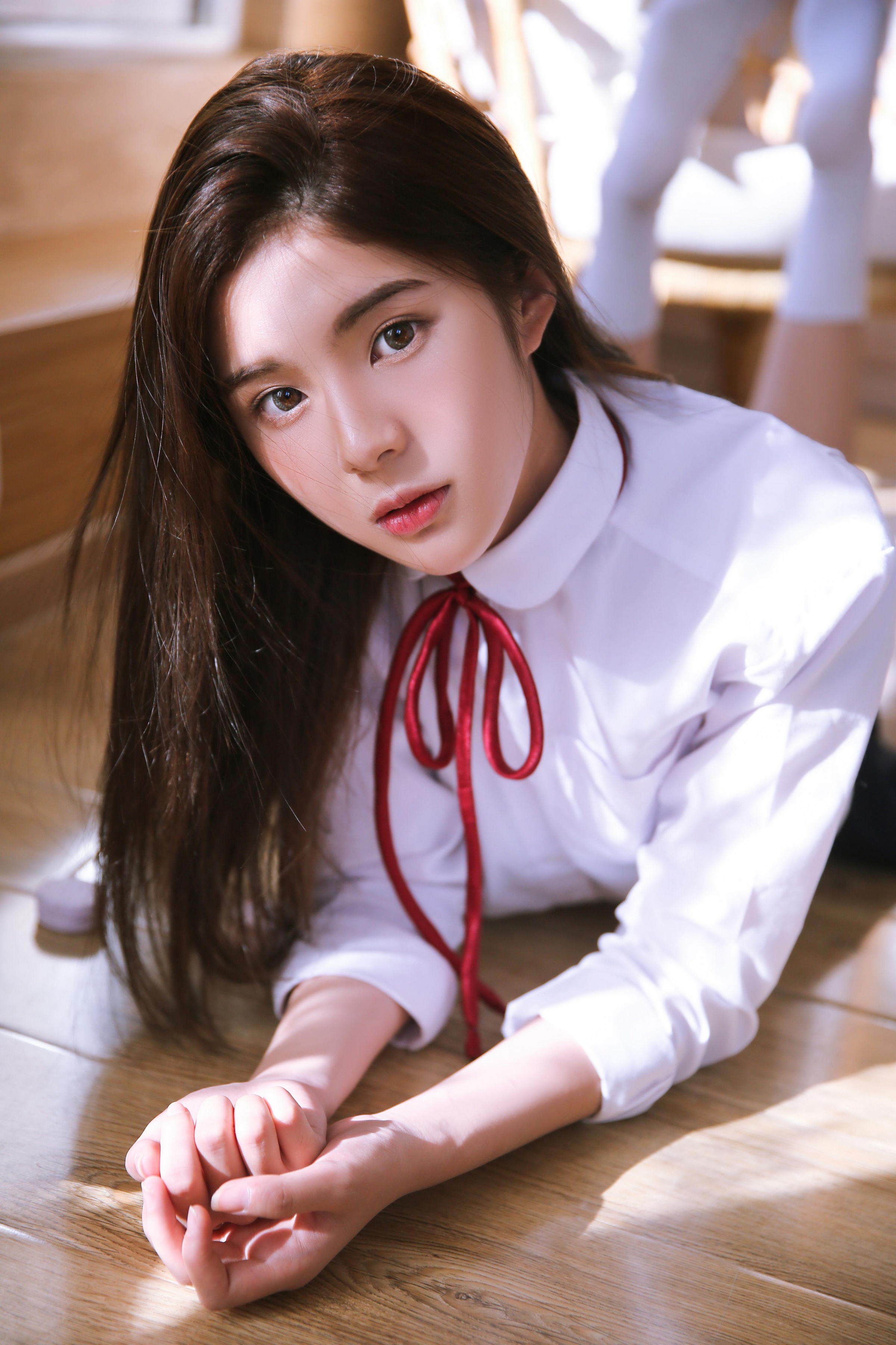 [YALAYI雅拉伊]2022.05.09 小饼干 白嫩少女 蓝色JK制服与橙色吊带连衣裙性感写真集第3张