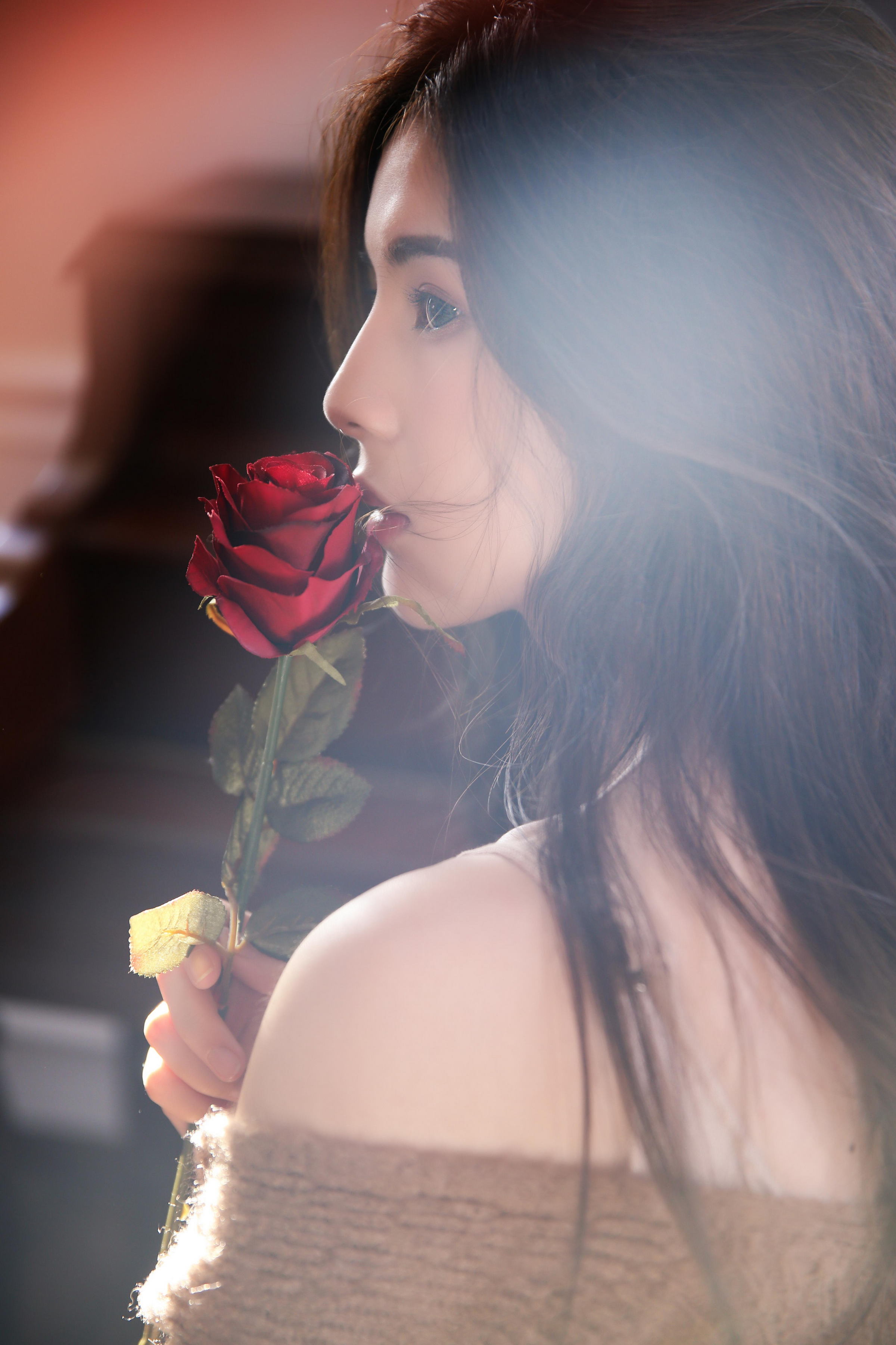 [YALAYI雅拉伊]2022.05.09 小饼干 白嫩少女 蓝色JK制服与橙色吊带连衣裙性感写真集第5张