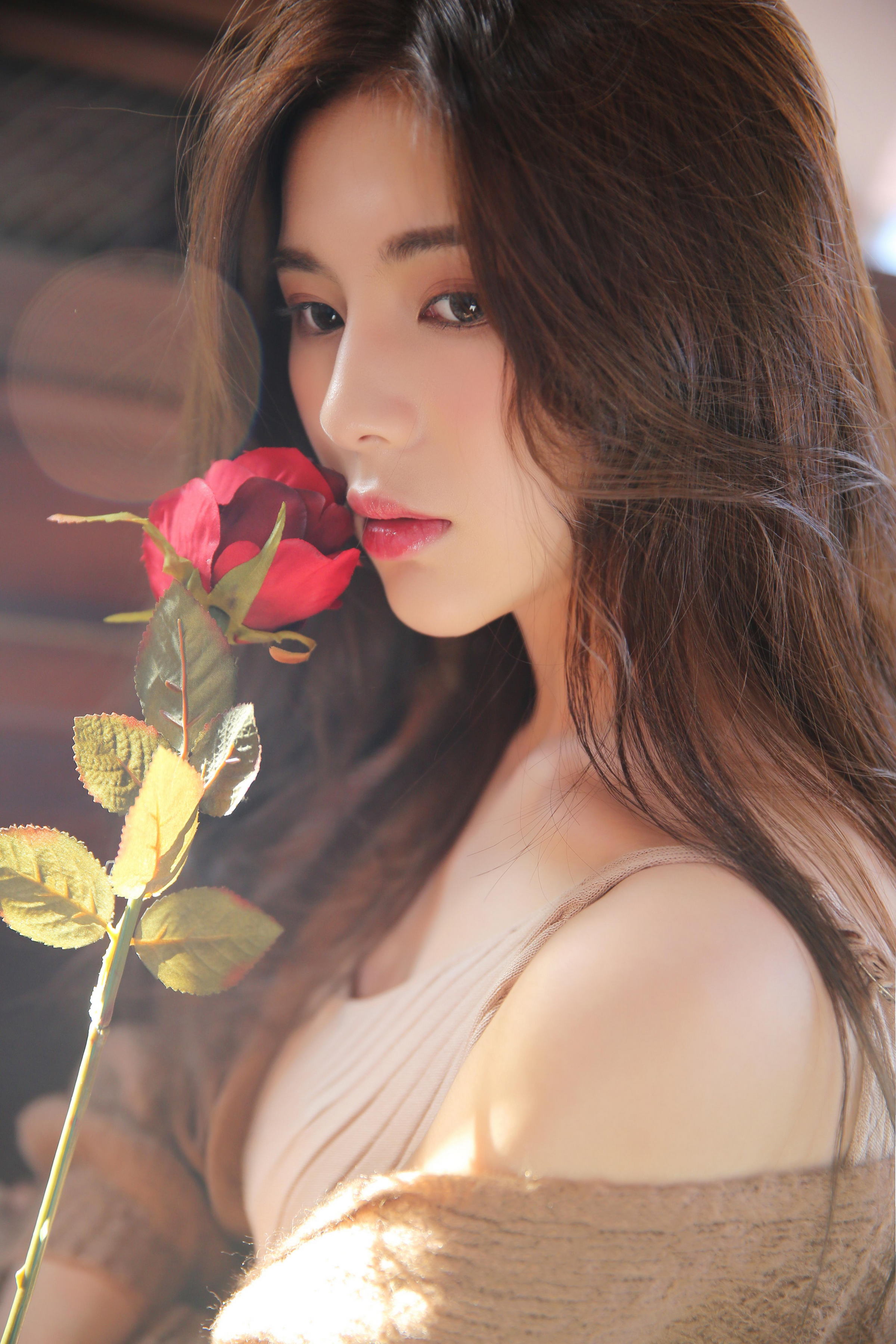 [YALAYI雅拉伊]2022.05.09 小饼干 白嫩少女 蓝色JK制服与橙色吊带连衣裙性感写真集第5张