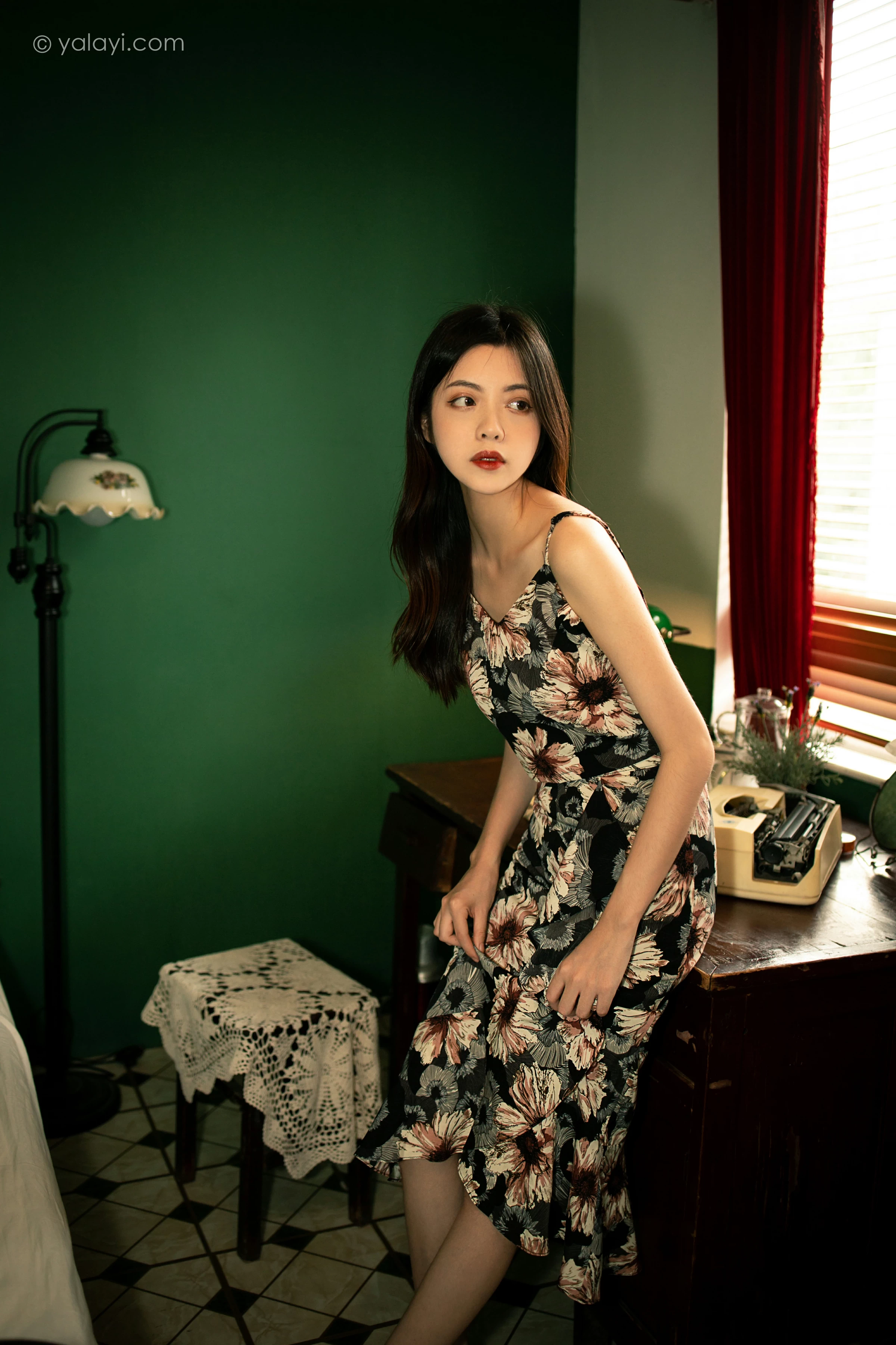 [YALAYI雅拉伊]2021.12.03 老房子 梓文 黑色碎花吊带连衣裙居家私房写真集第2张