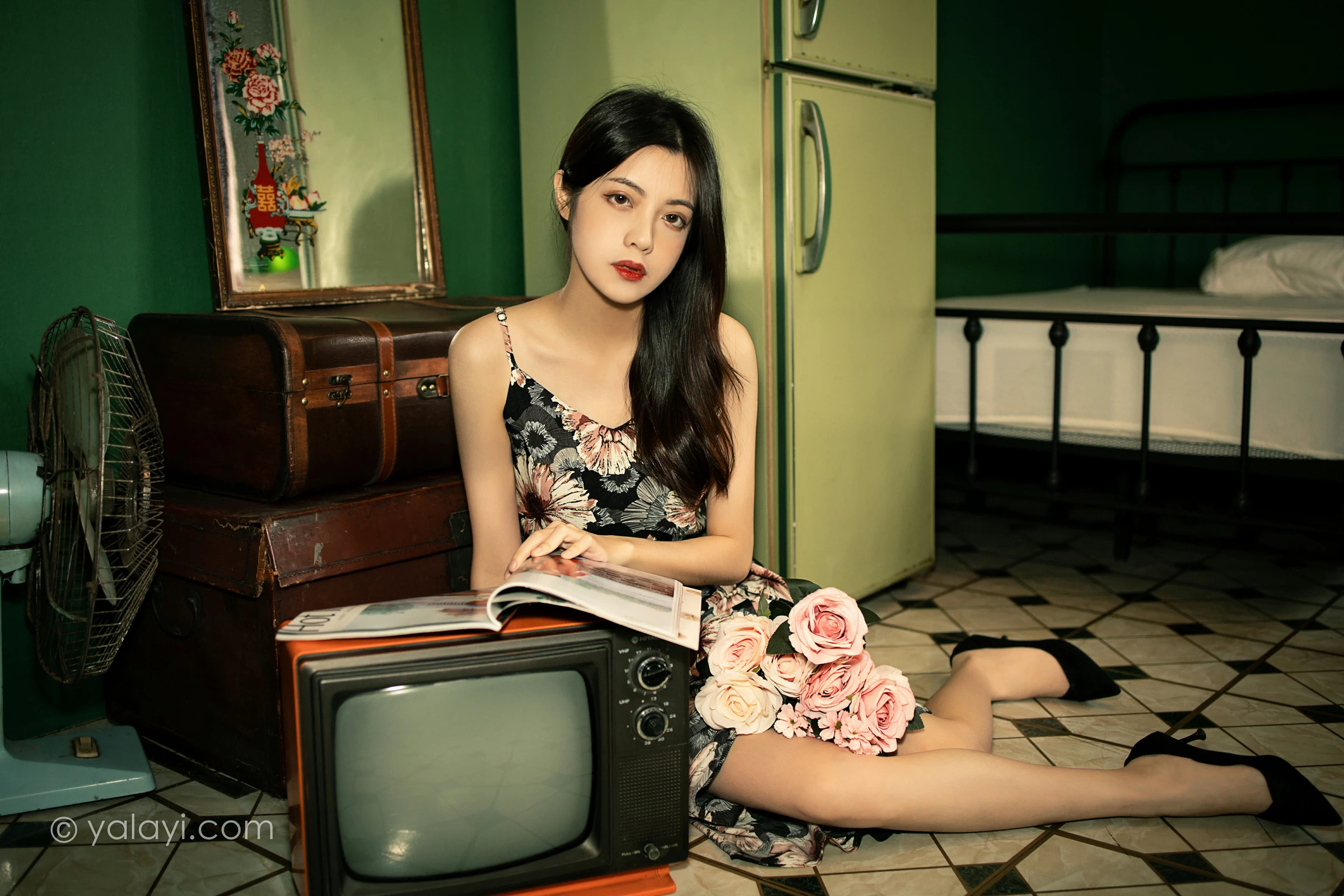 [YALAYI雅拉伊]2021.12.03 老房子 梓文 黑色碎花吊带连衣裙居家私房写真集第9张