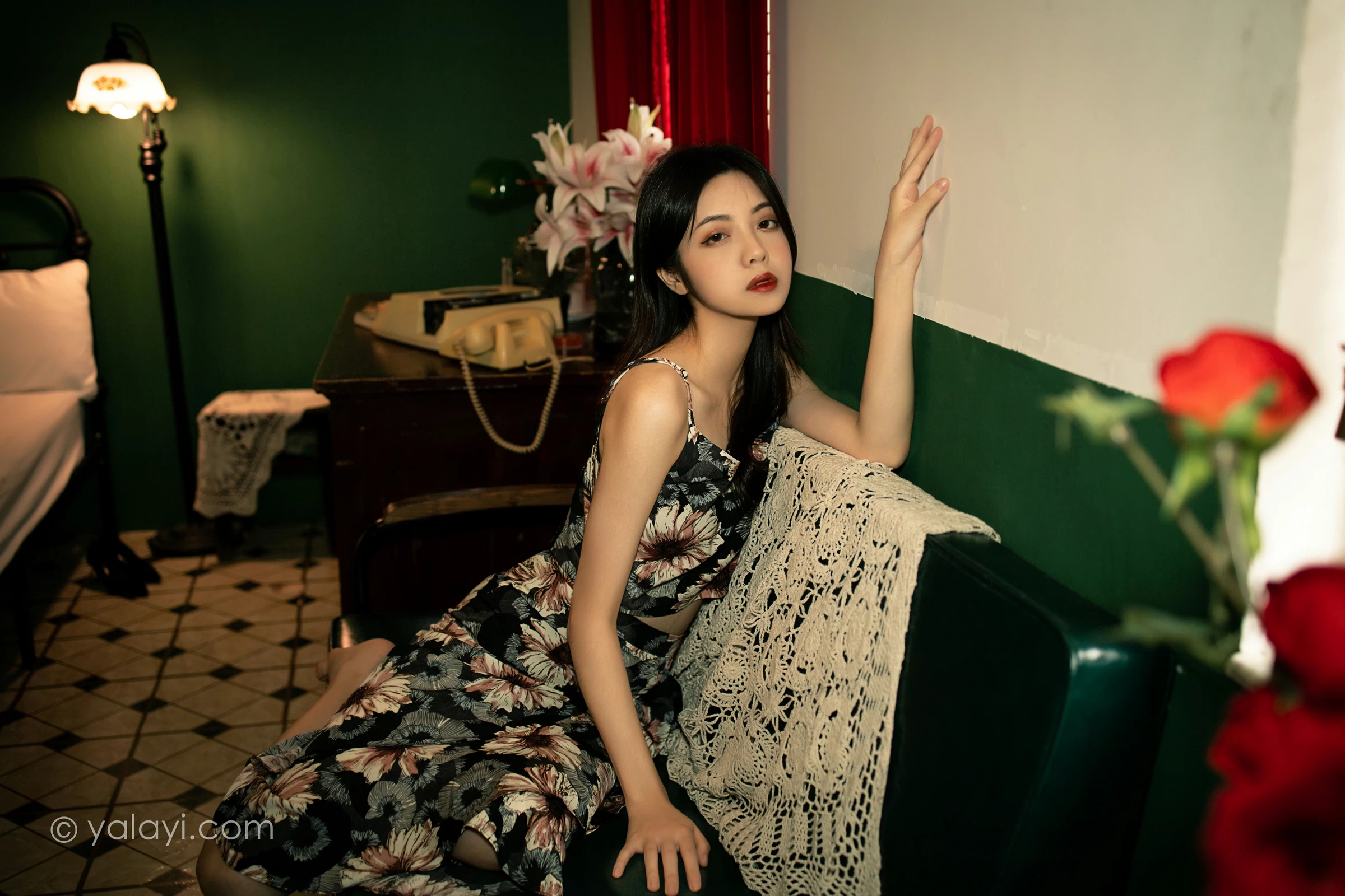 [YALAYI雅拉伊]2021.12.03 老房子 梓文 黑色碎花吊带连衣裙居家私房写真集第13张