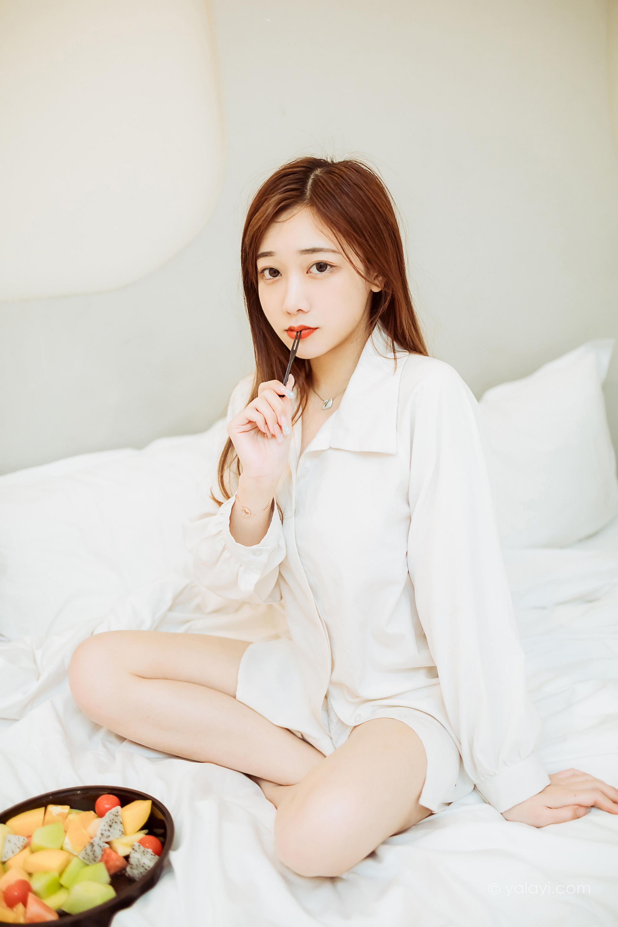 [YALAYI雅拉伊]2022.04.15 珍惜每一天 夜夜 白色男友式衬衫居家性感私房写真集第7张