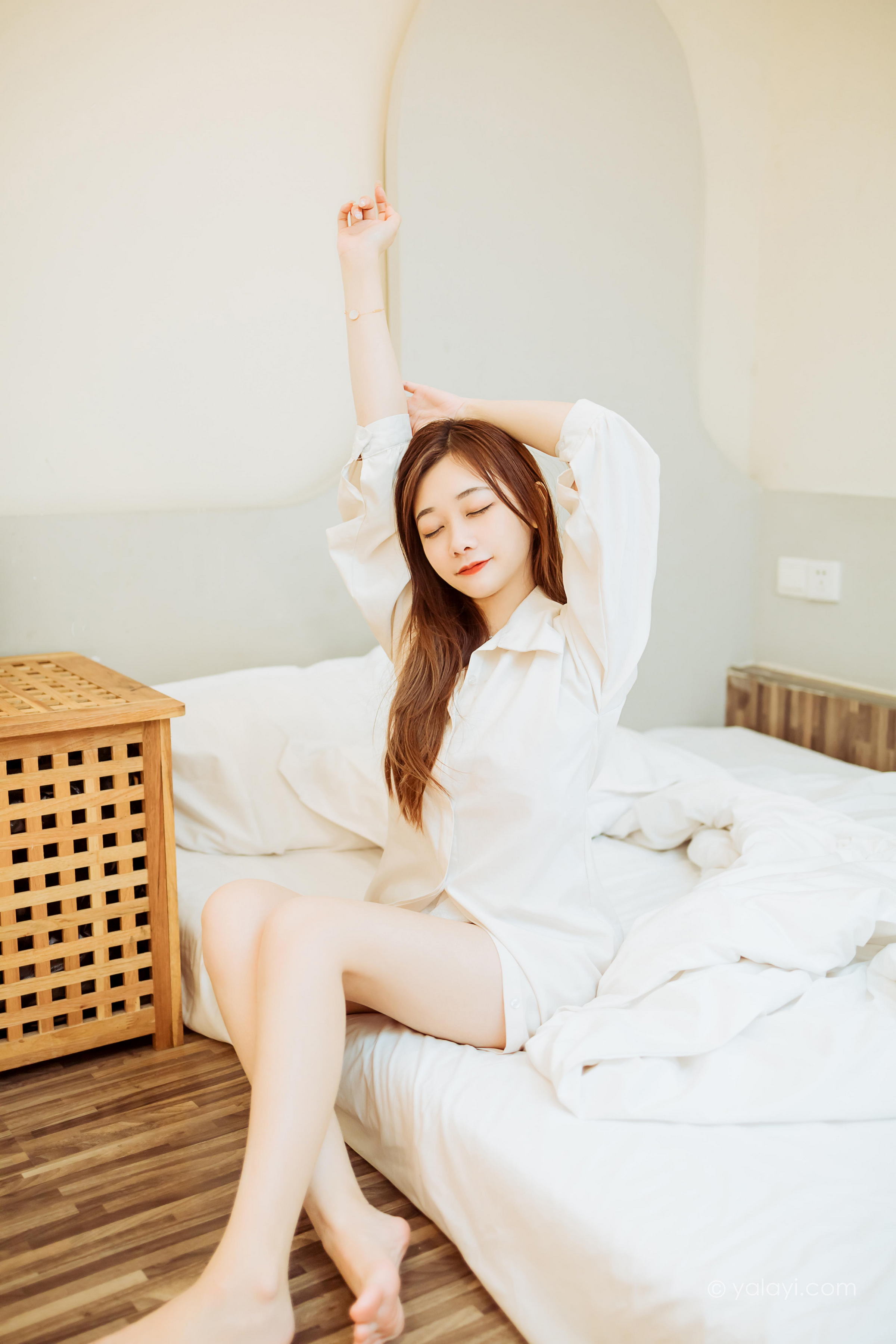 [YALAYI雅拉伊]2022.04.15 珍惜每一天 夜夜 白色男友式衬衫居家性感私房写真集第13张