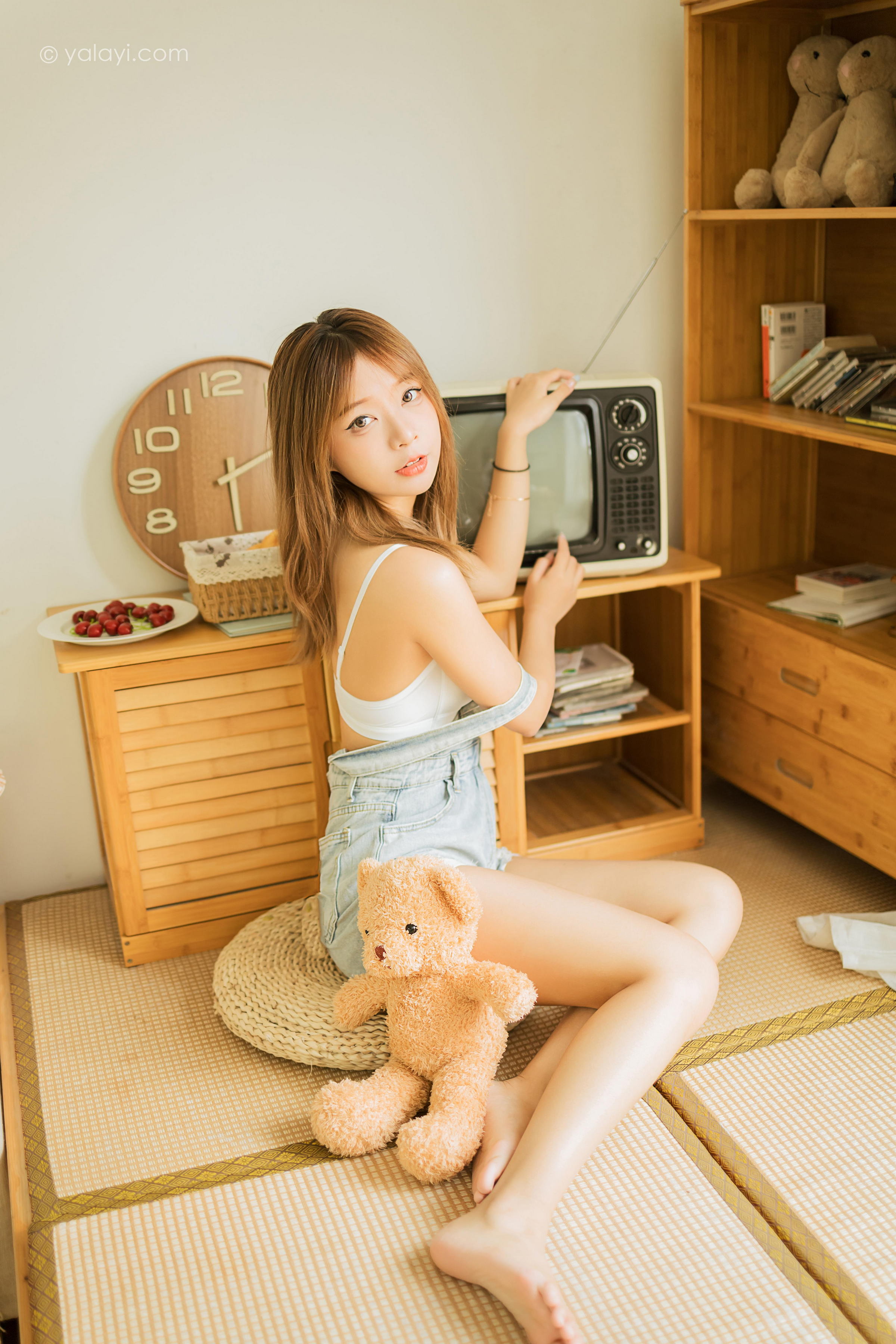 [YALAYI雅拉伊]2022.08.03 我家女友 阿禾 背带短裤加白色内衣居家性感私房写真集第3张