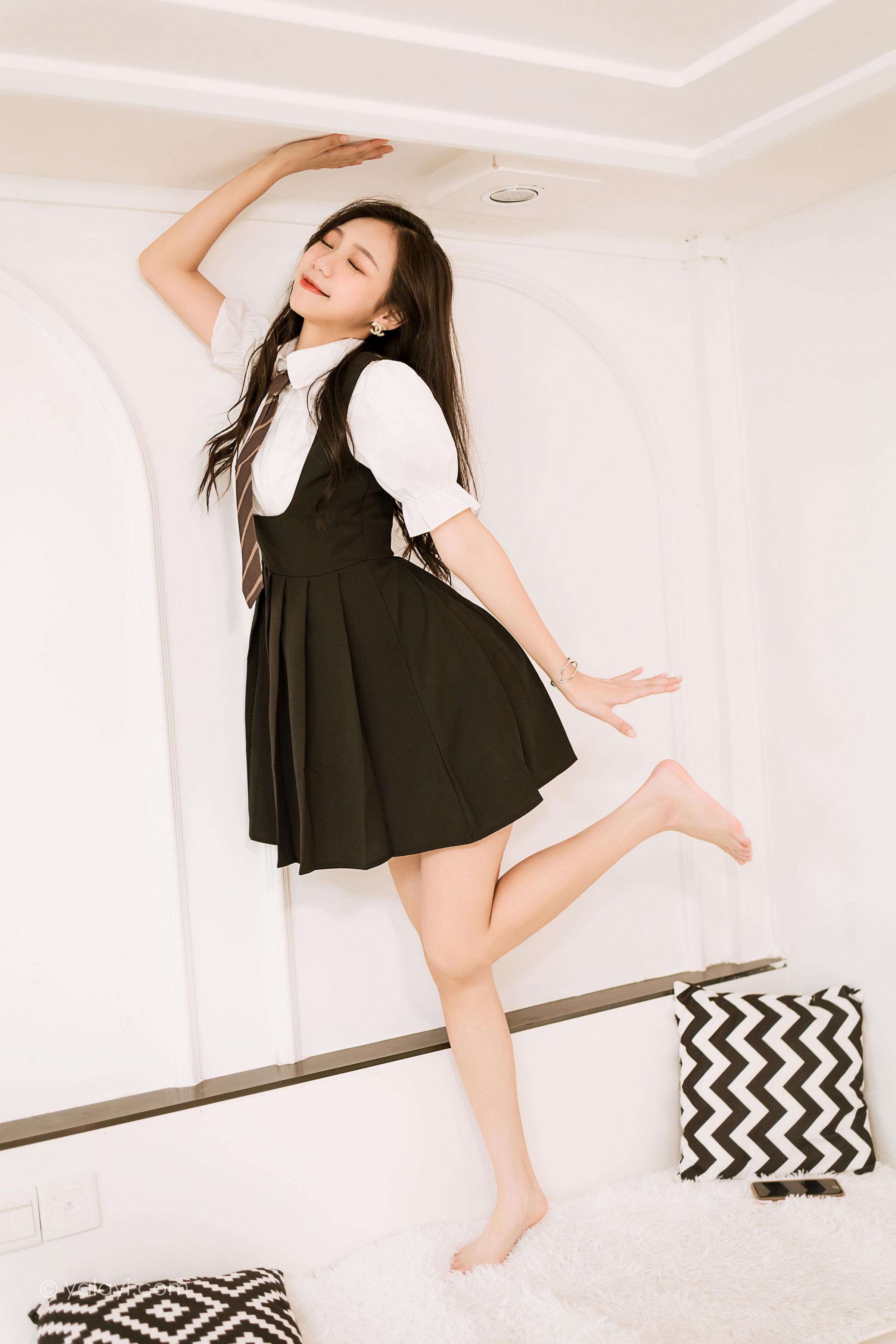 [YALAYI雅拉伊]2022.06.22 一生欢喜 梓瑶 黑色JK制服裙加白色衬衫清纯写真集第12张