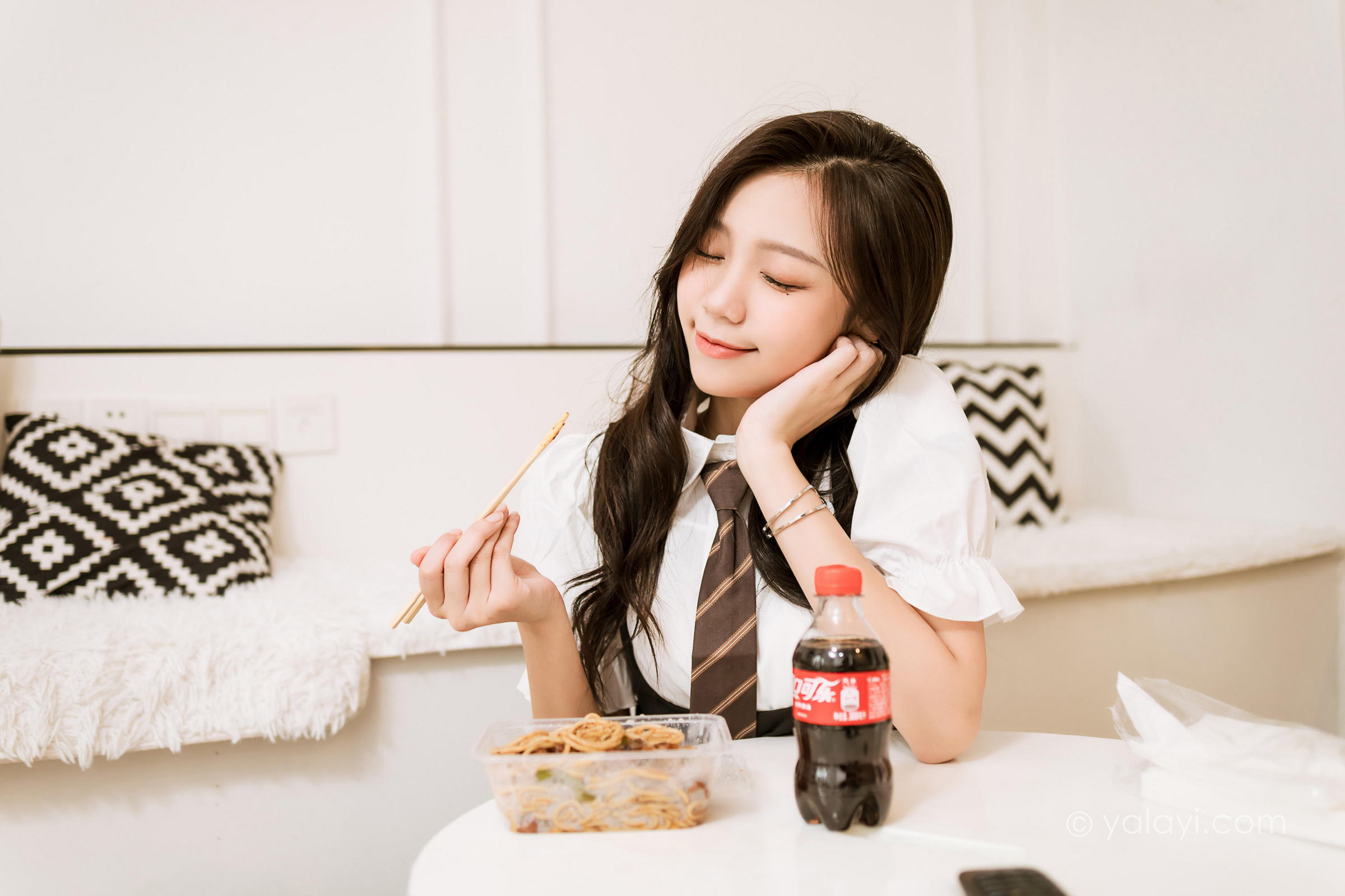 [YALAYI雅拉伊]2022.06.22 一生欢喜 梓瑶 黑色JK制服裙加白色衬衫清纯写真集第6张