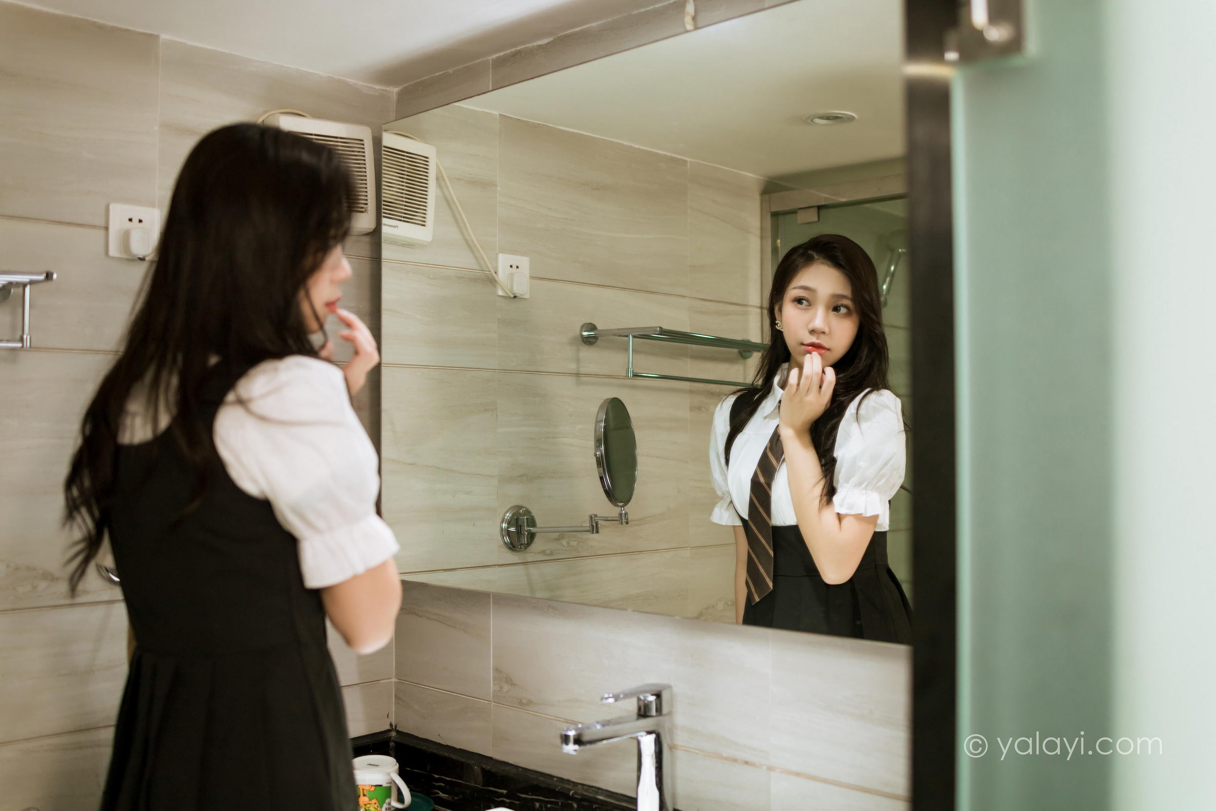 [YALAYI雅拉伊]2022.06.22 一生欢喜 梓瑶 黑色JK制服裙加白色衬衫清纯写真集第10张