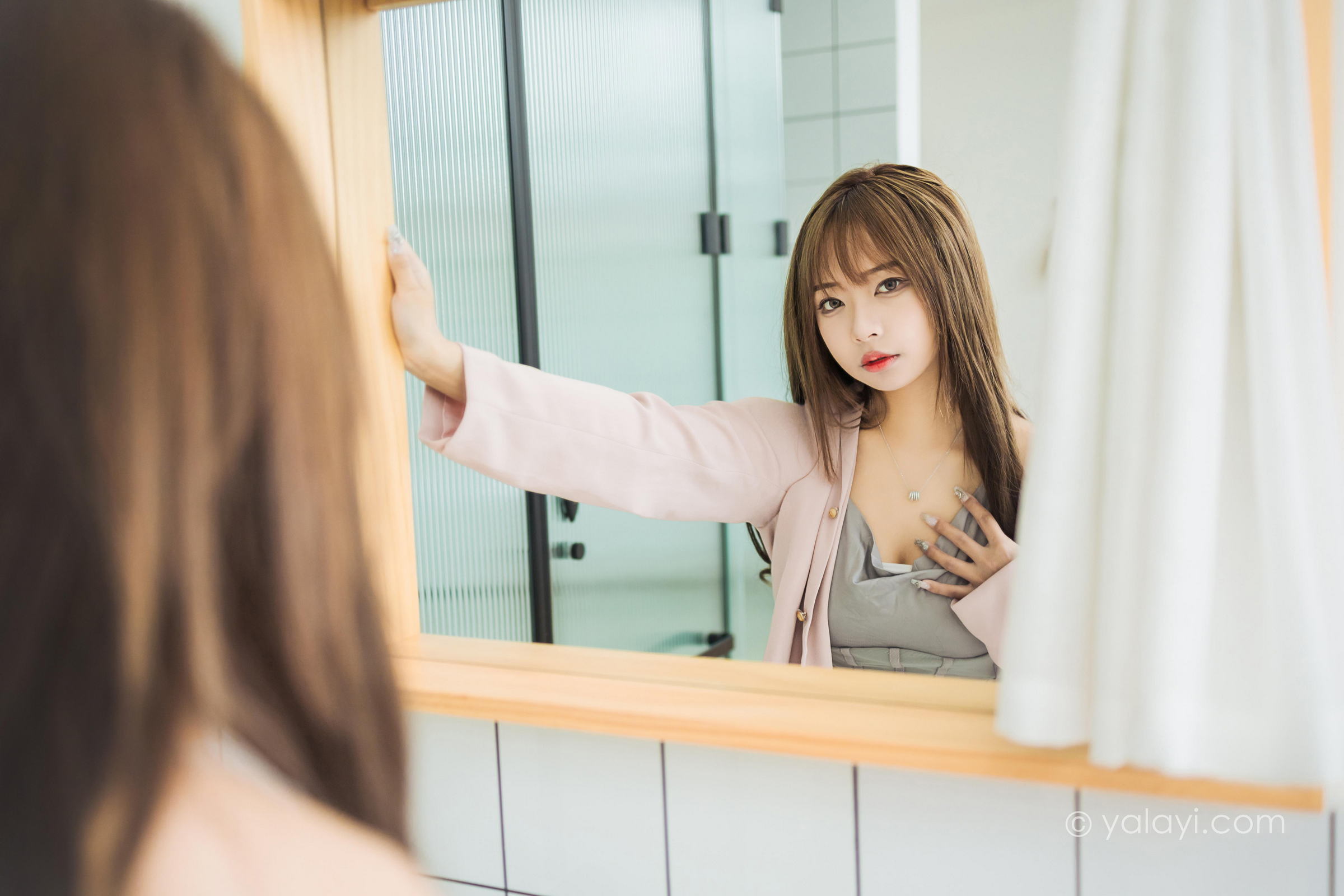 [YALAYI雅拉伊]2022.05.23 试镜 阿禾 粉色外套与灰色被服加灰色短裙清纯写真集第5张