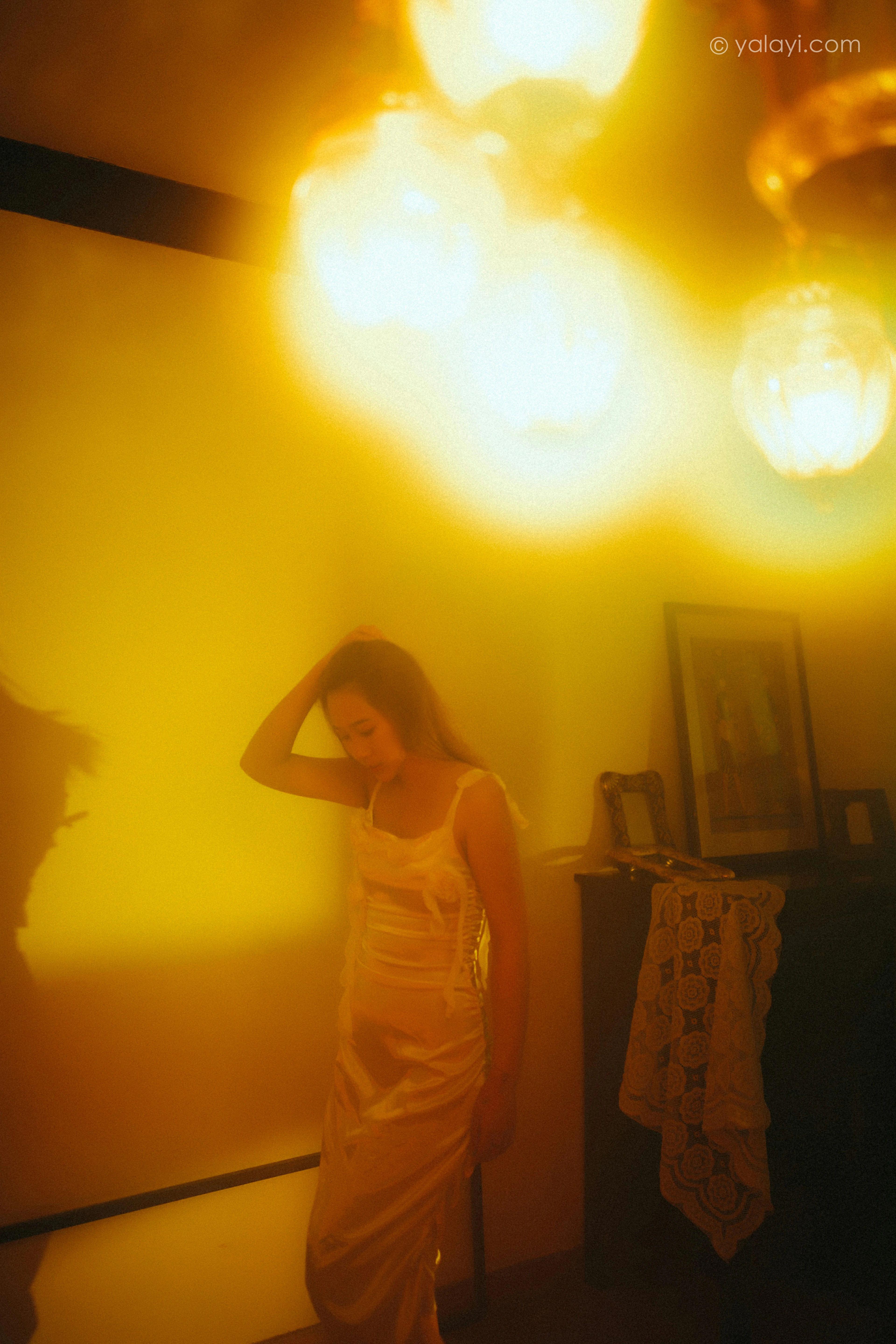 [YALAYI雅拉伊]NO.785 暮光之吻 岳璐璐 白色吊带连衣裙加性感内衣私房写真集第3张