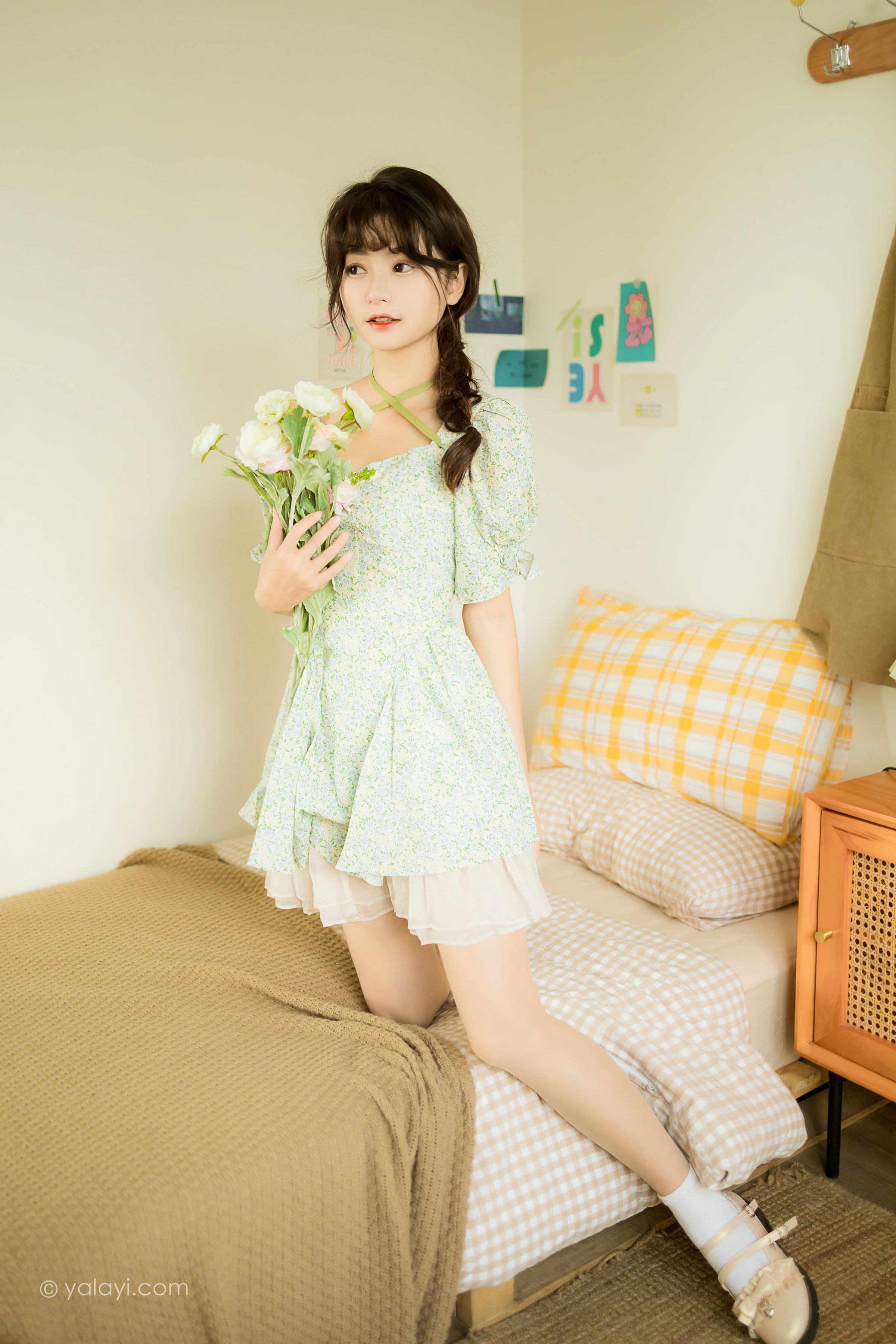 [YALAYI雅拉伊]2022.08.15 花之香 小亭 淡绿色连衣裙加肉丝美腿清纯写真集第2张