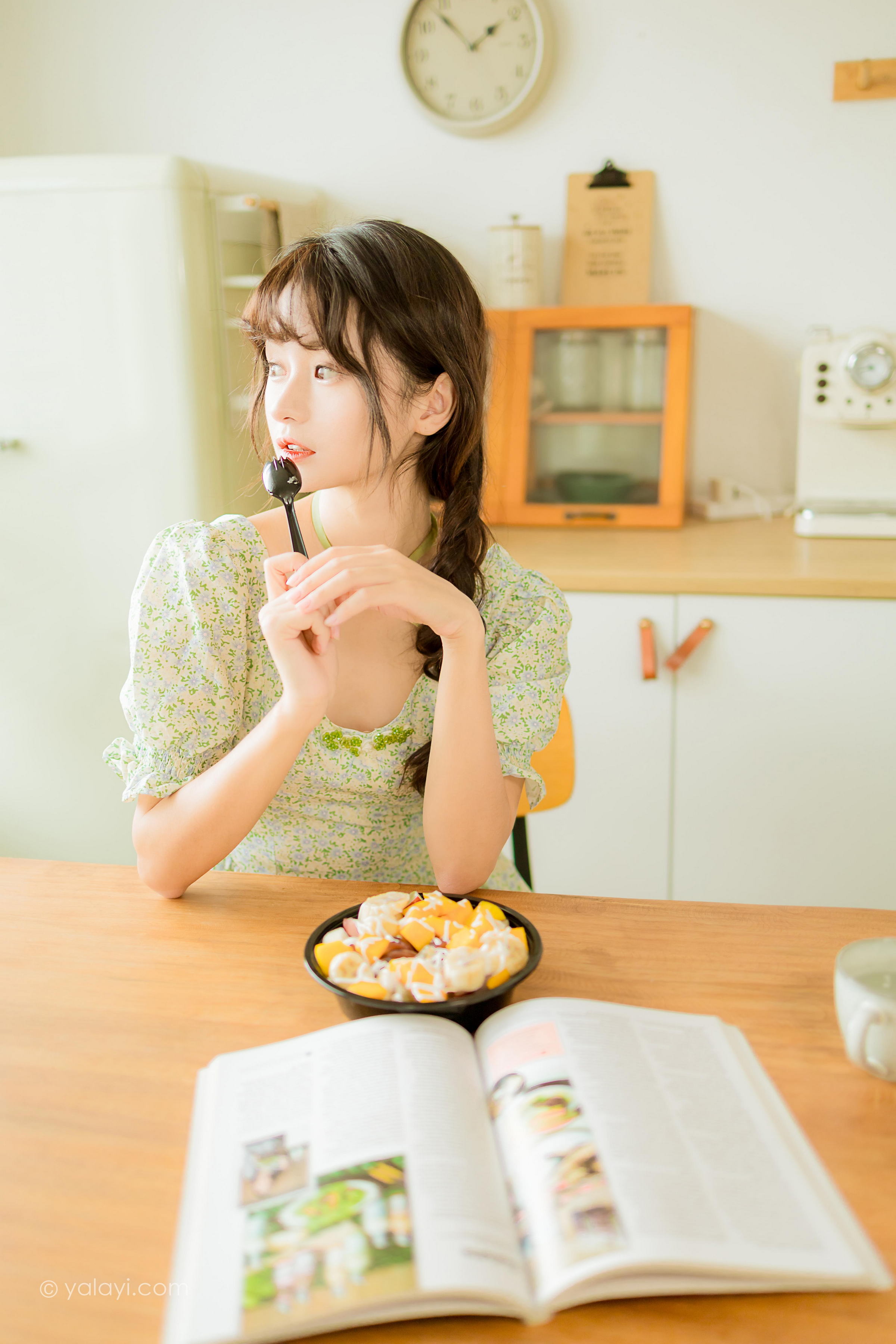 [YALAYI雅拉伊]2022.08.15 花之香 小亭 淡绿色连衣裙加肉丝美腿清纯写真集第6张