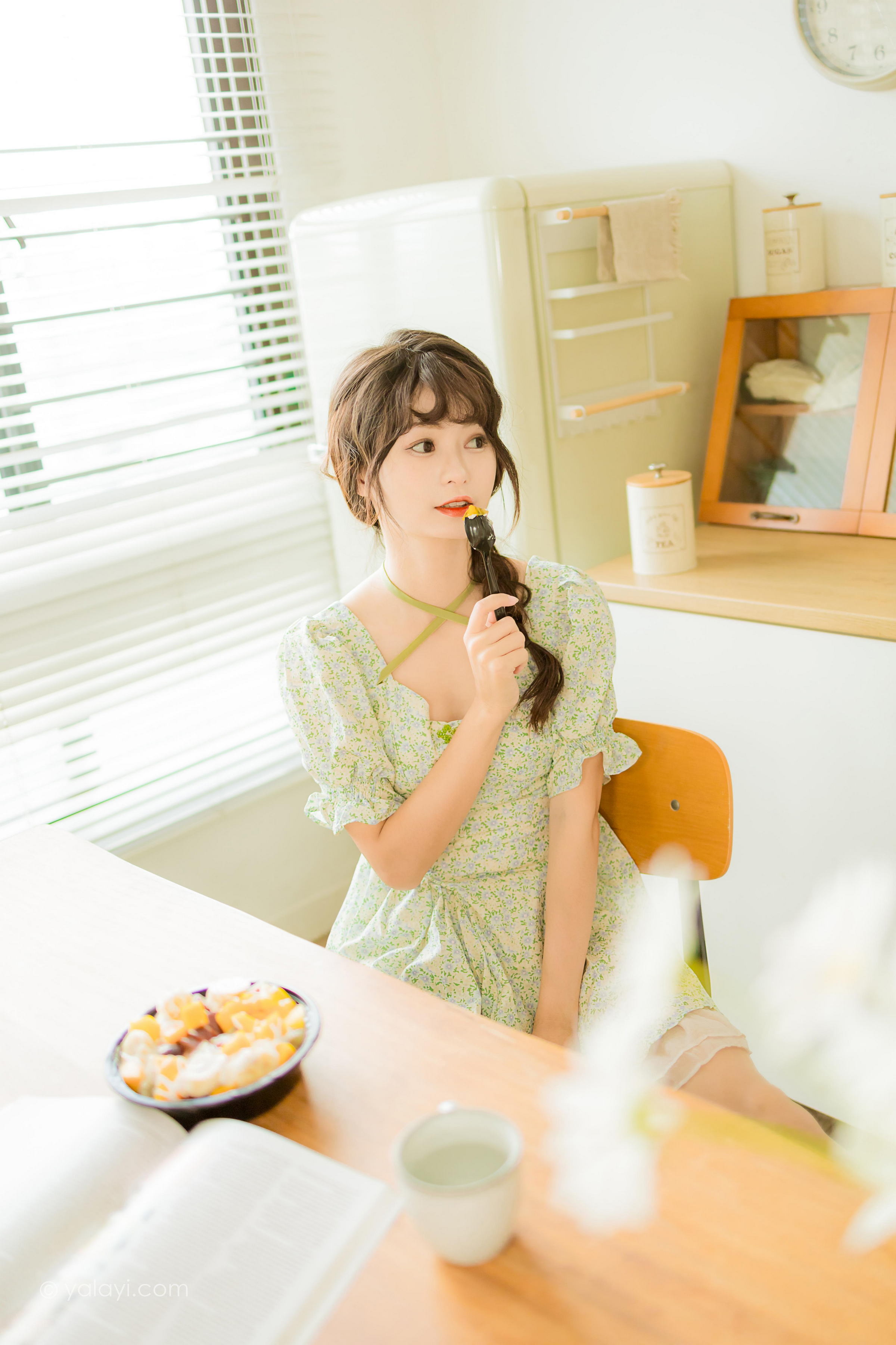 [YALAYI雅拉伊]2022.08.15 花之香 小亭 淡绿色连衣裙加肉丝美腿清纯写真集第8张