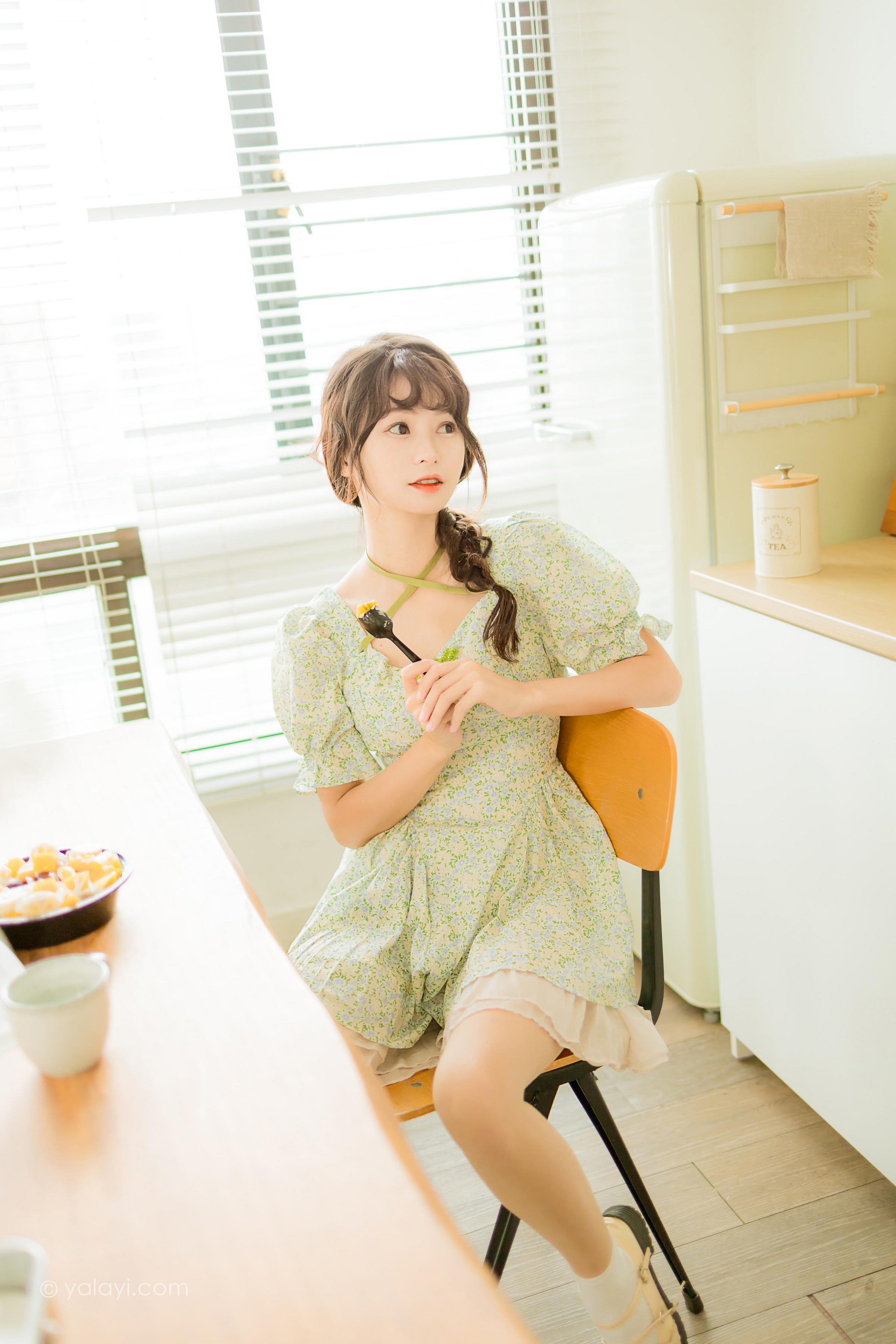[YALAYI雅拉伊]2022.08.15 花之香 小亭 淡绿色连衣裙加肉丝美腿清纯写真集第9张