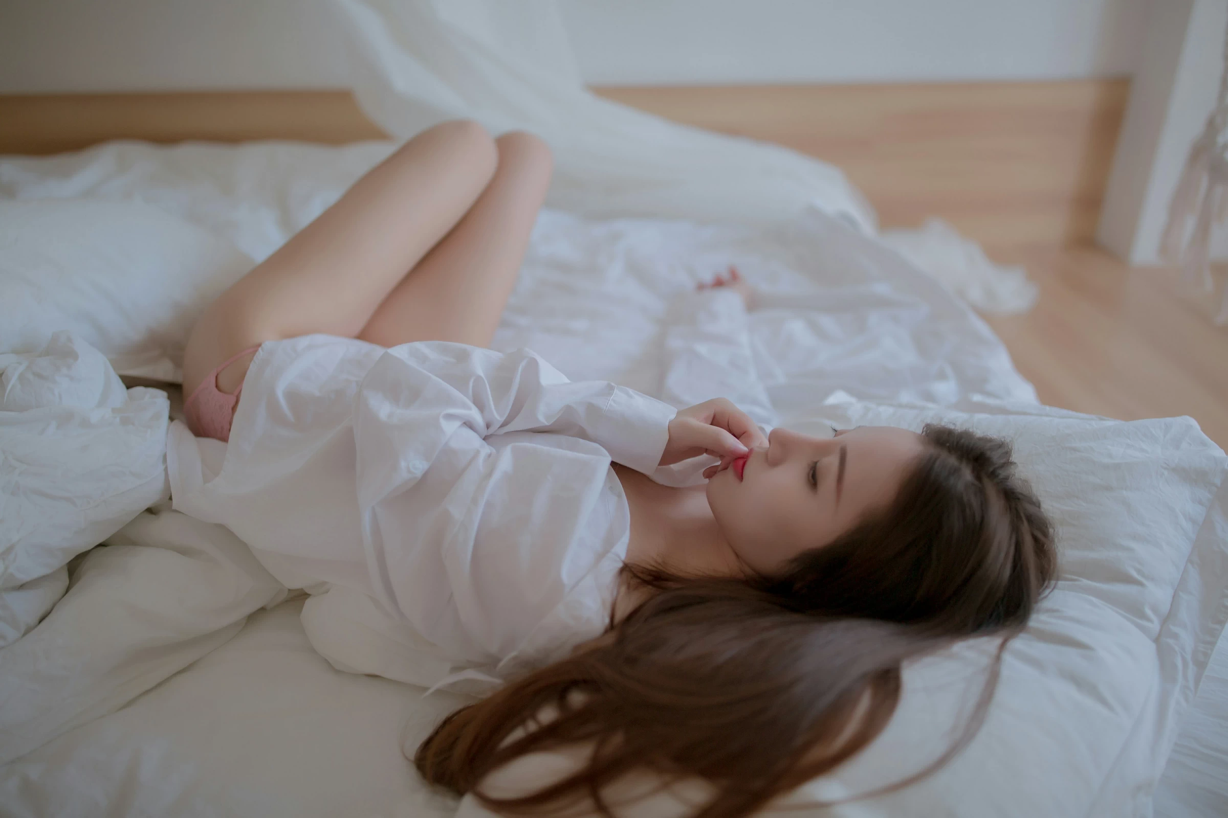 [YALAYI雅拉伊]NO.725 《空房》 秦语 白色衬衫居家性感写真集第12张