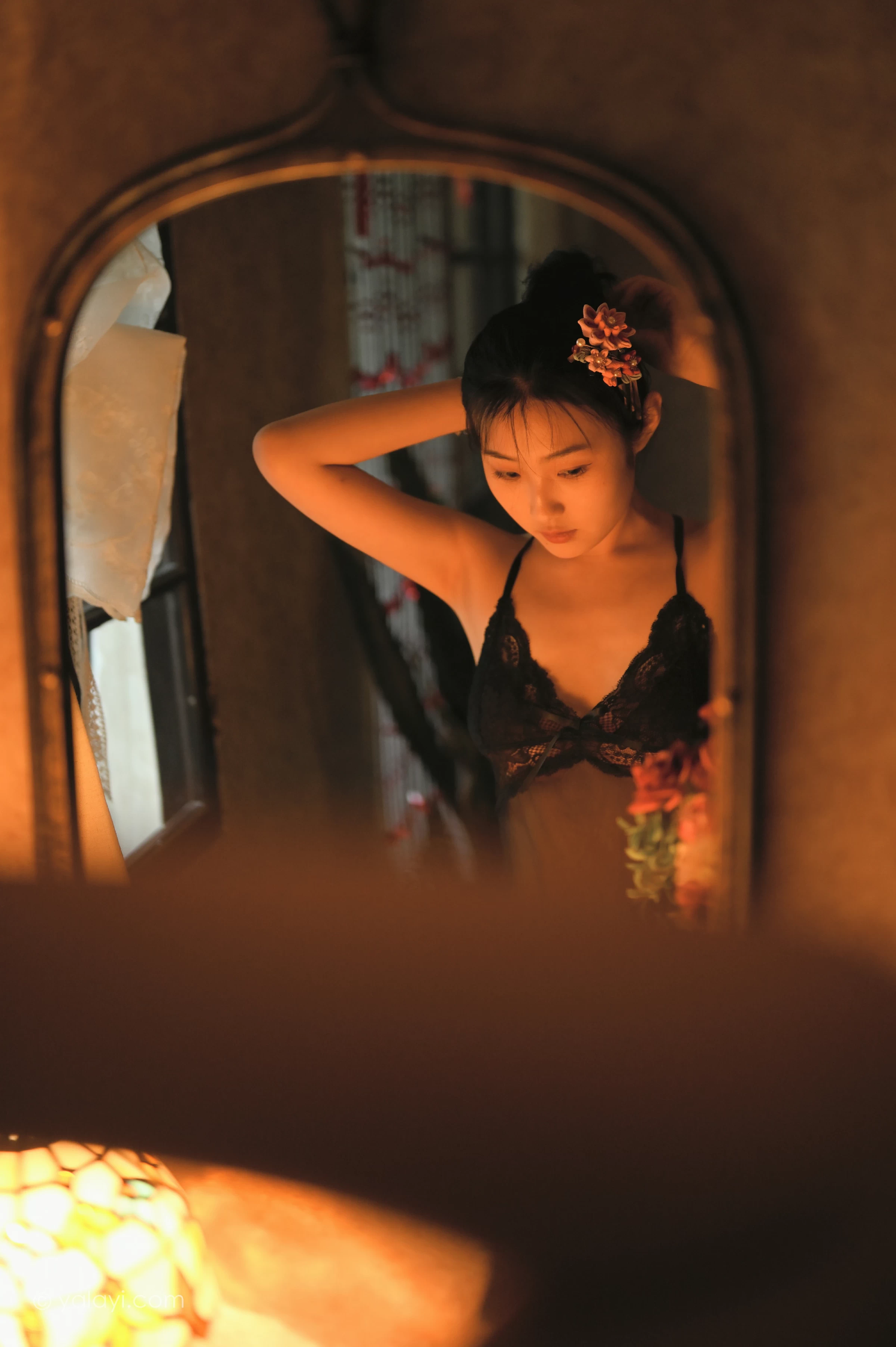 [YALAYI雅拉伊]NO.673 《剪烛西窗》 沈伊 黑色吊带蕾丝睡衣裙性感私房写真集第1张