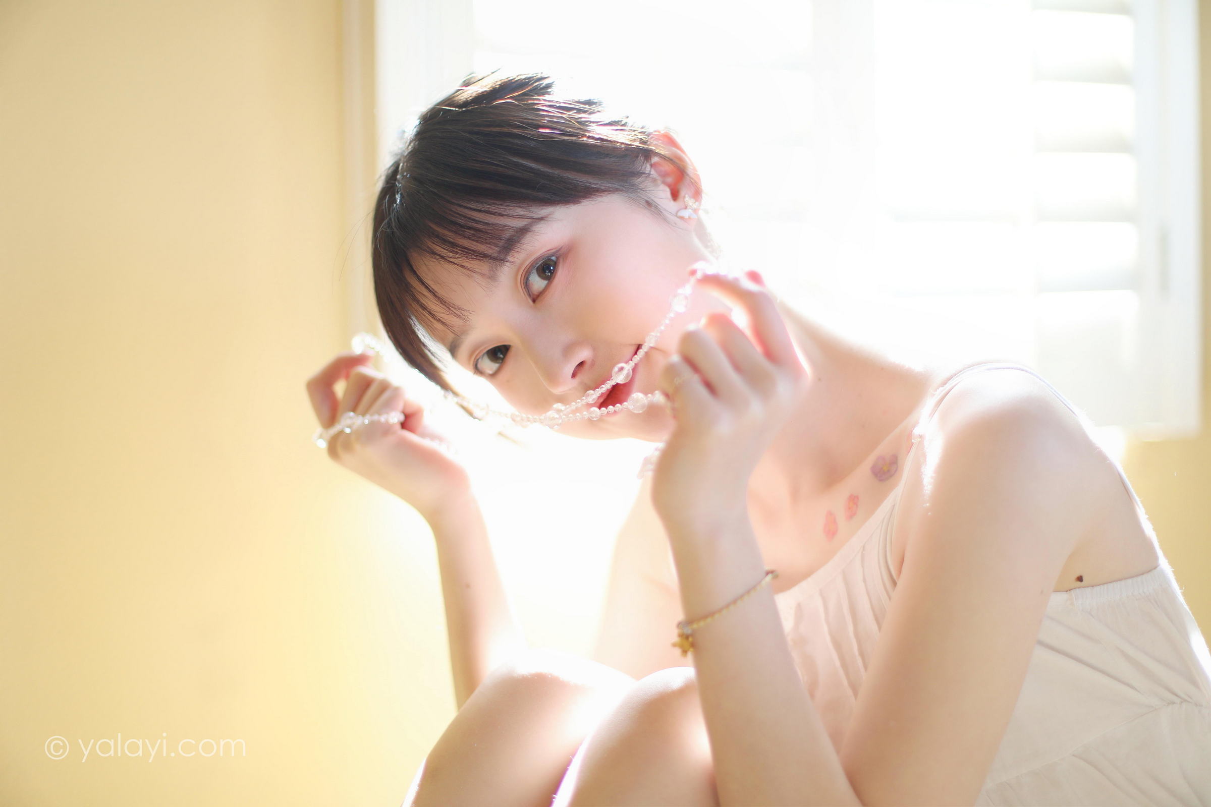[YALAYI雅拉伊]2022.05.11 光影零乱 京京 白色吊带镂空连衣裙性感写真集第11张