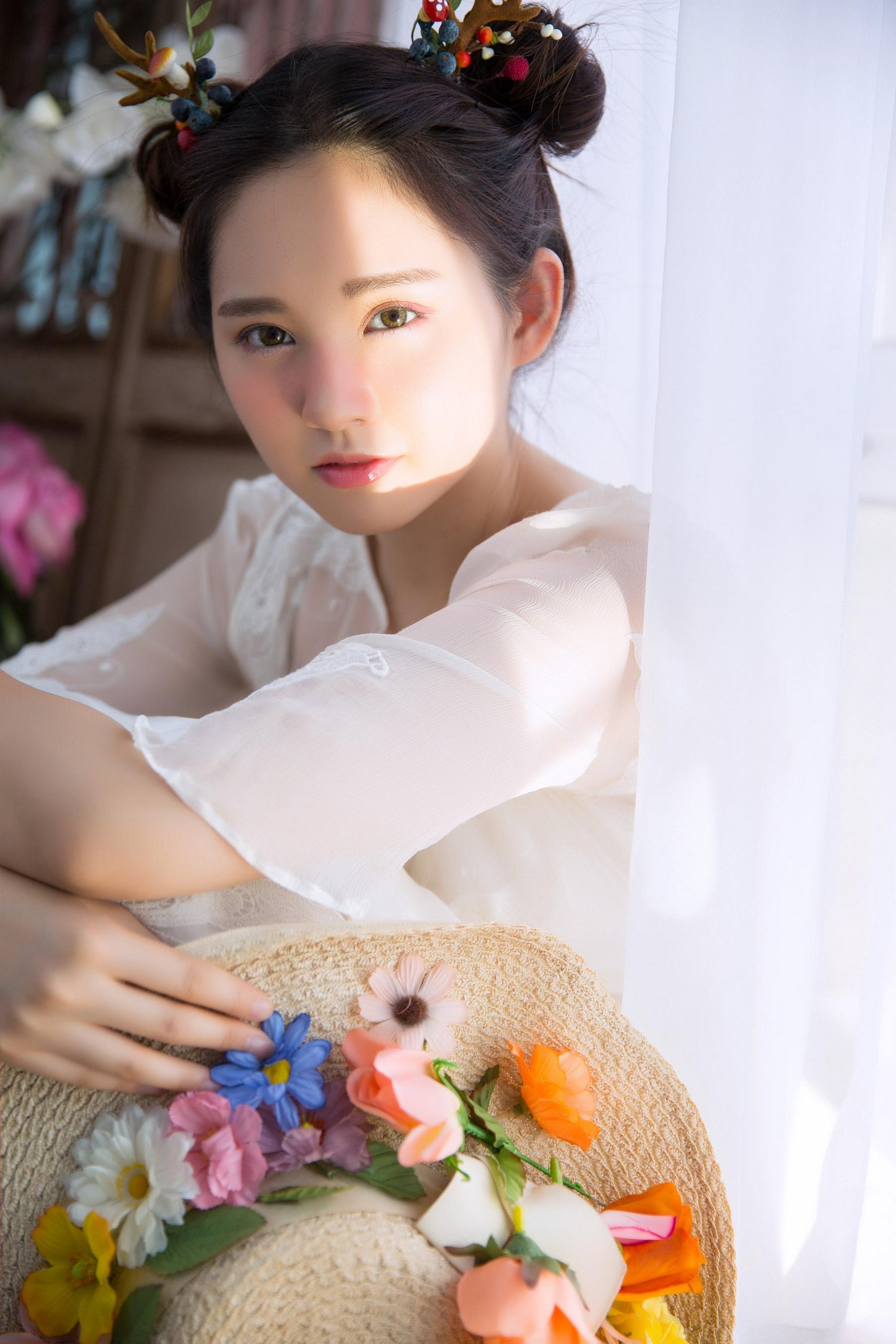 [YALAYI雅拉伊]2022.05.26 甜美少女 白色透视蕾丝连衣裙居家清纯写真集第10张