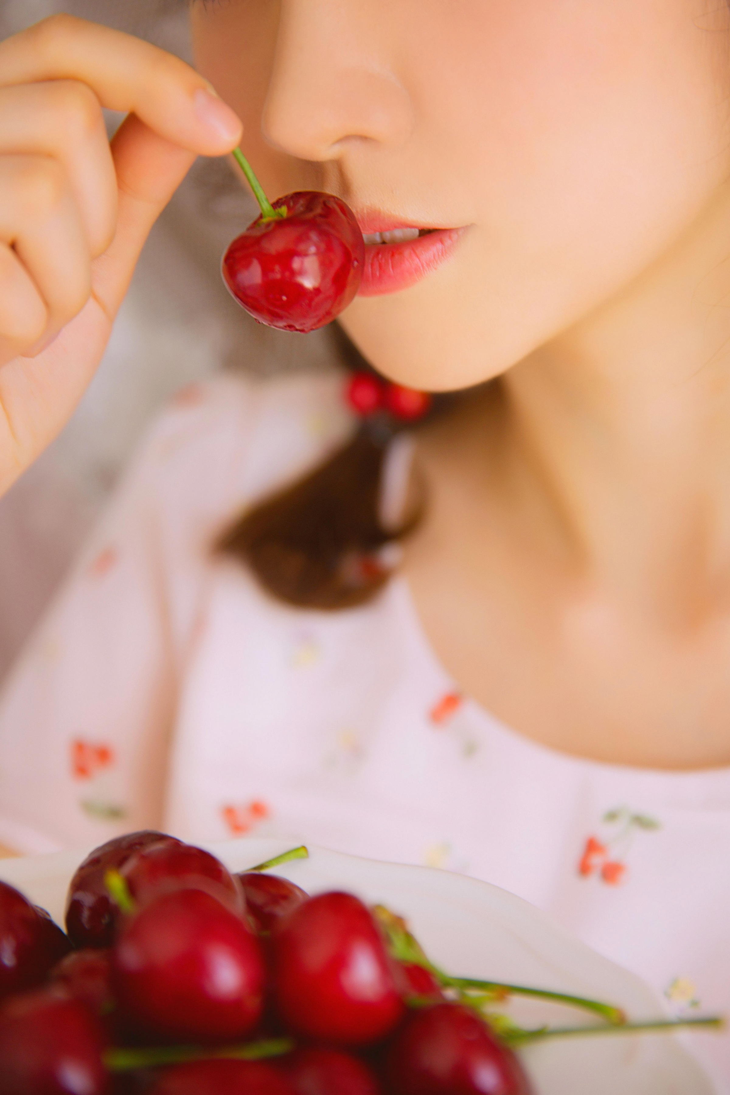 [YALAYI雅拉伊]2022.05.26 甜美少女 白色透视蕾丝连衣裙居家清纯写真集第6张