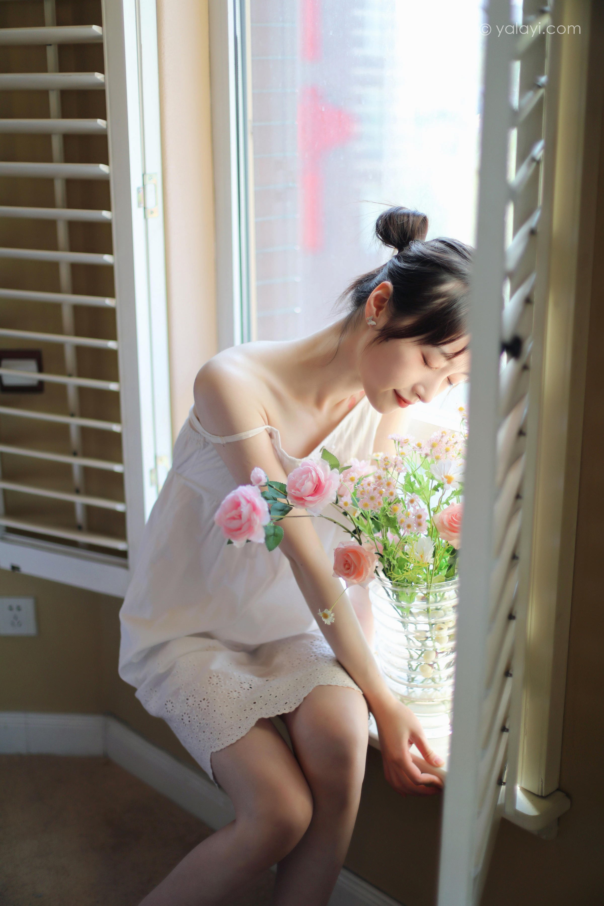 [YALAYI雅拉伊]2022.05.11 光影零乱 京京 白色吊带镂空连衣裙性感写真集第7张