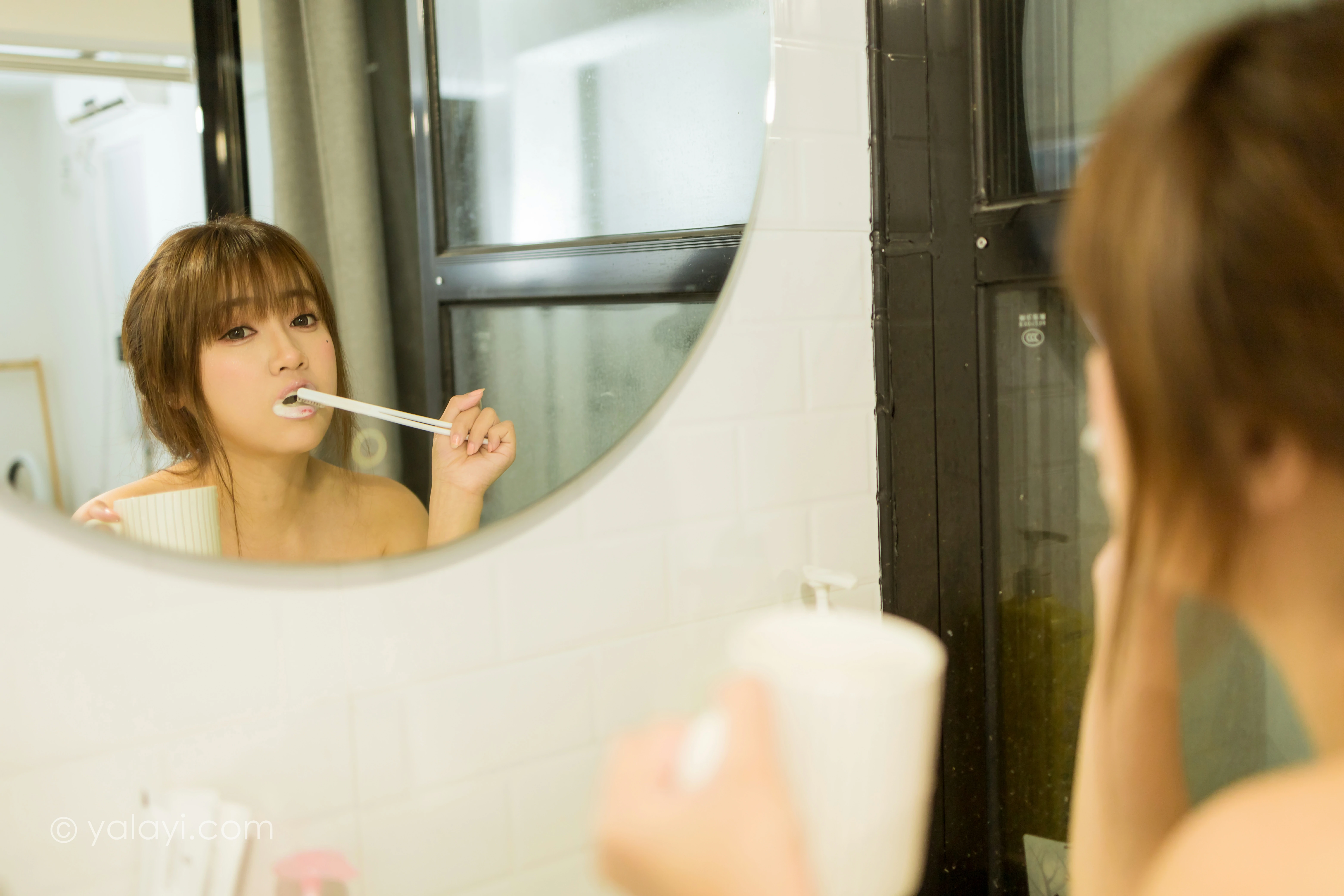 [YALAYI雅拉伊]NO.777 沐浴的快乐 虞艺 白色浴袍性感私房写真集第5张