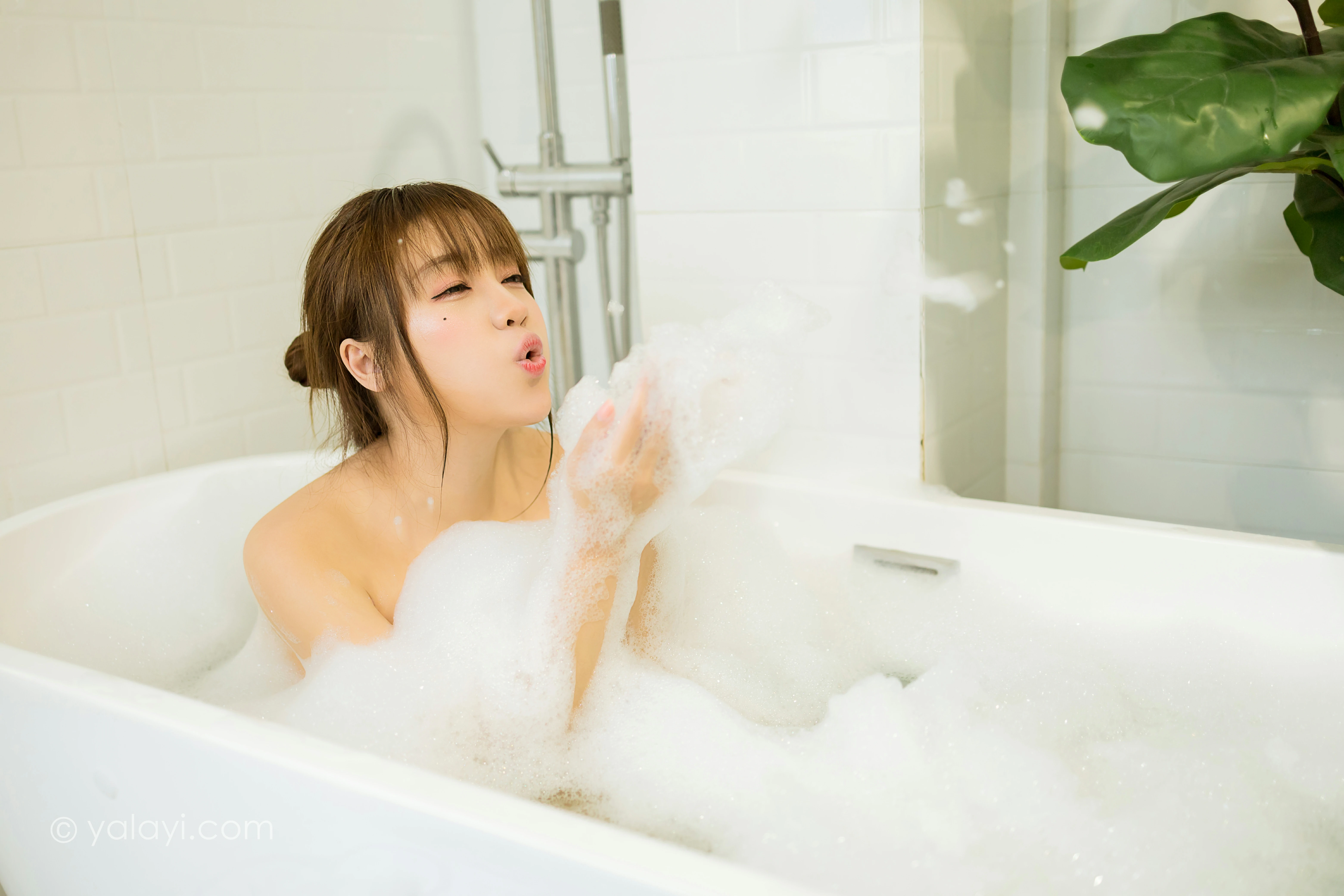 [YALAYI雅拉伊]NO.777 沐浴的快乐 虞艺 白色浴袍性感私房写真集第6张