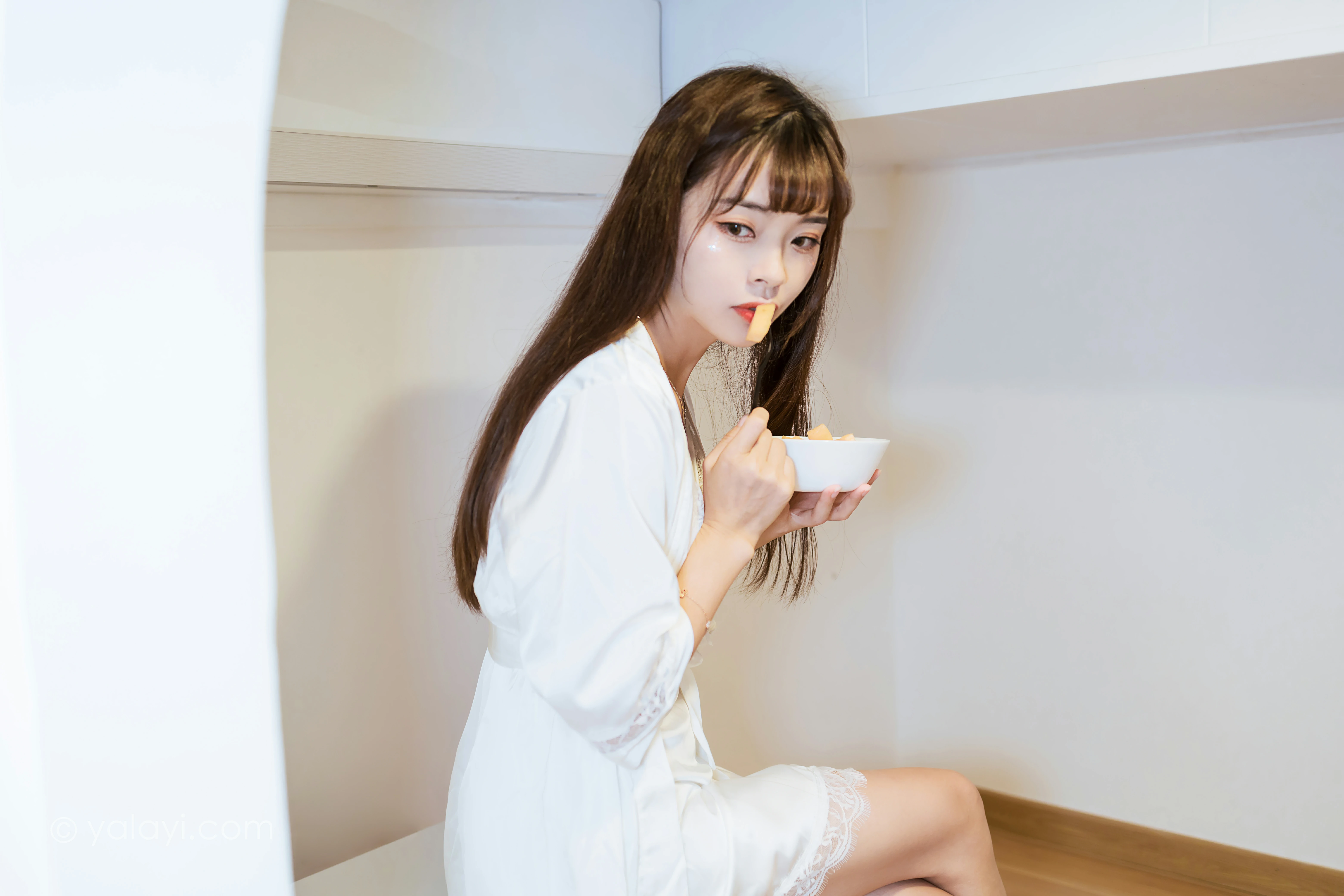 [YALAYI雅拉伊]NO.839 休闲的日子 程小蝶 白色睡衣加蕾丝内衣居家私房写真集第10张