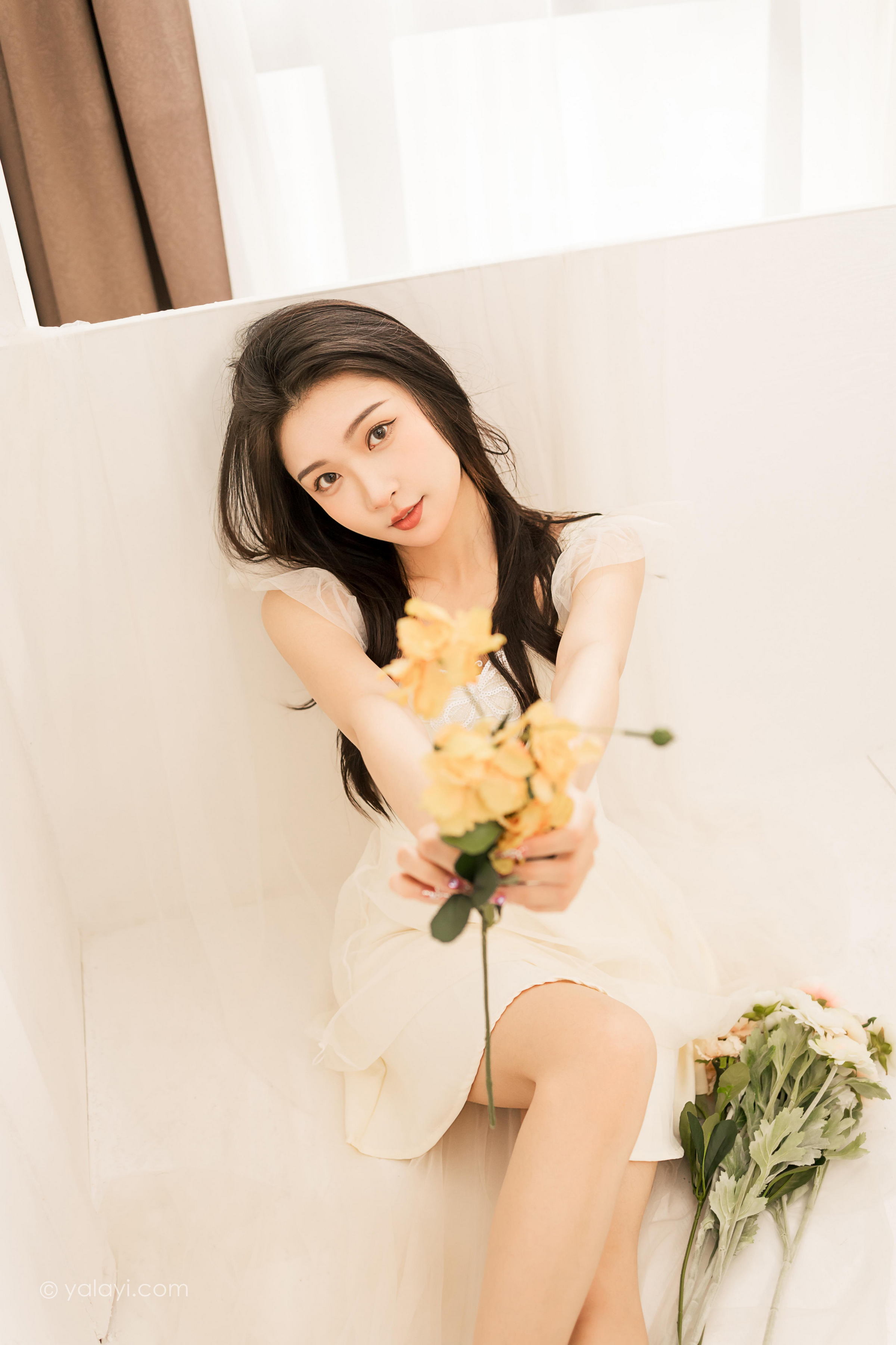 [YALAYI雅拉伊]2022.05.25 你别太迷人 徐小云 白色连衣裙居家清纯写真集第3张