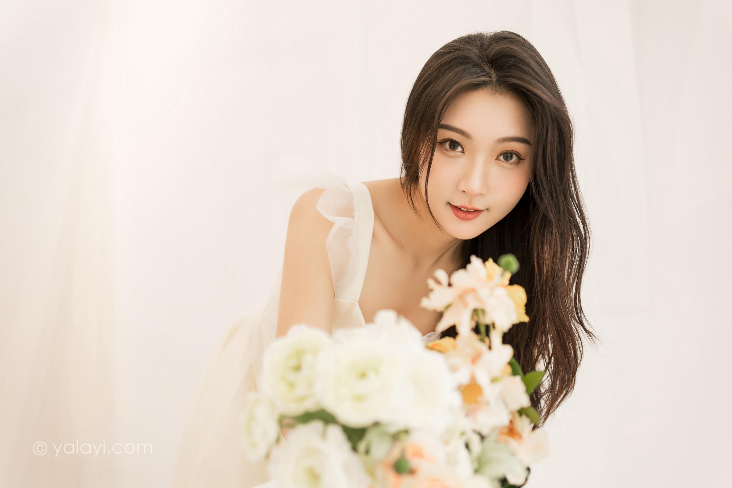 [YALAYI雅拉伊]2022.05.25 你别太迷人 徐小云 白色连衣裙居家清纯写真集第12张