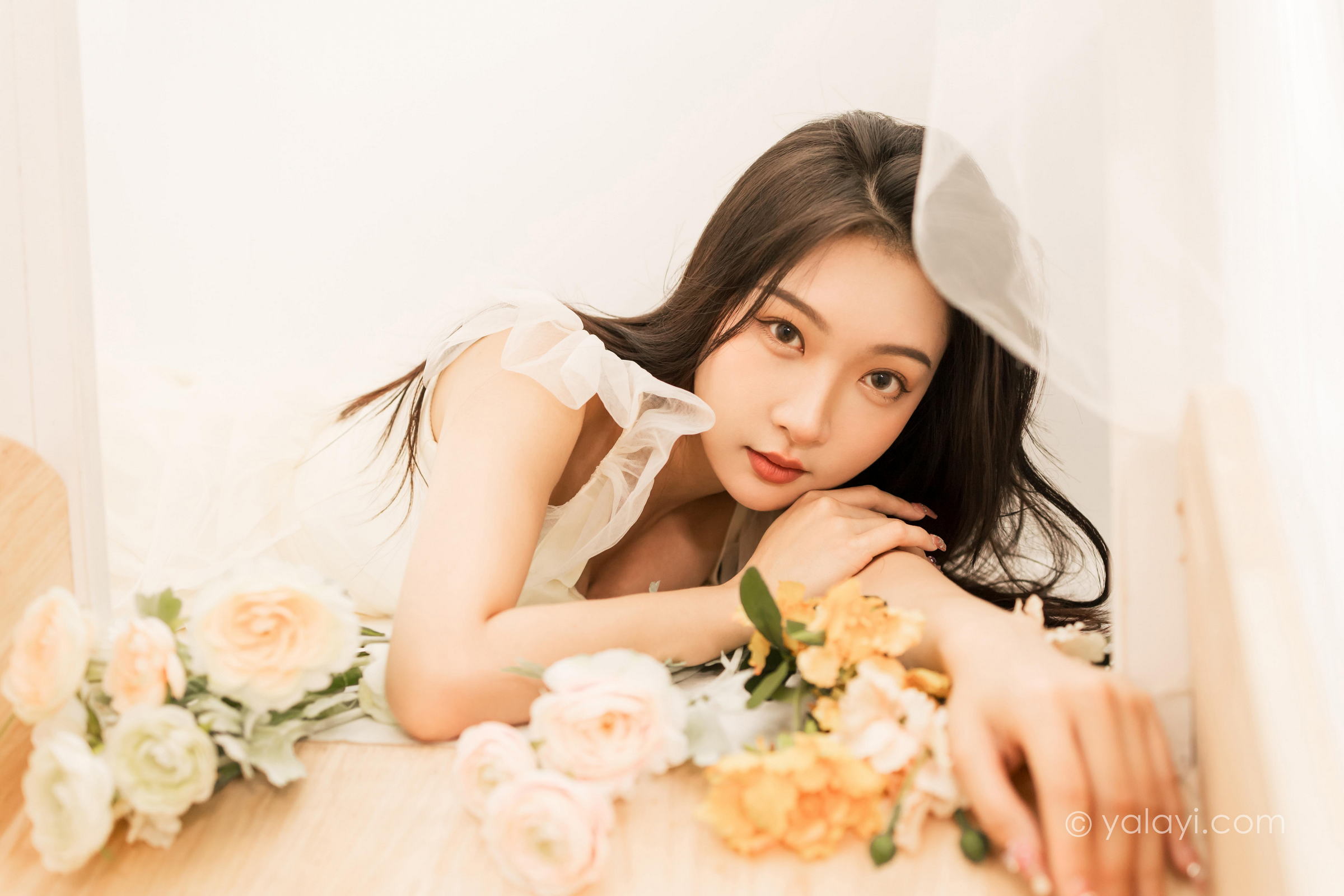 [YALAYI雅拉伊]2022.05.25 你别太迷人 徐小云 白色连衣裙居家清纯写真集第9张