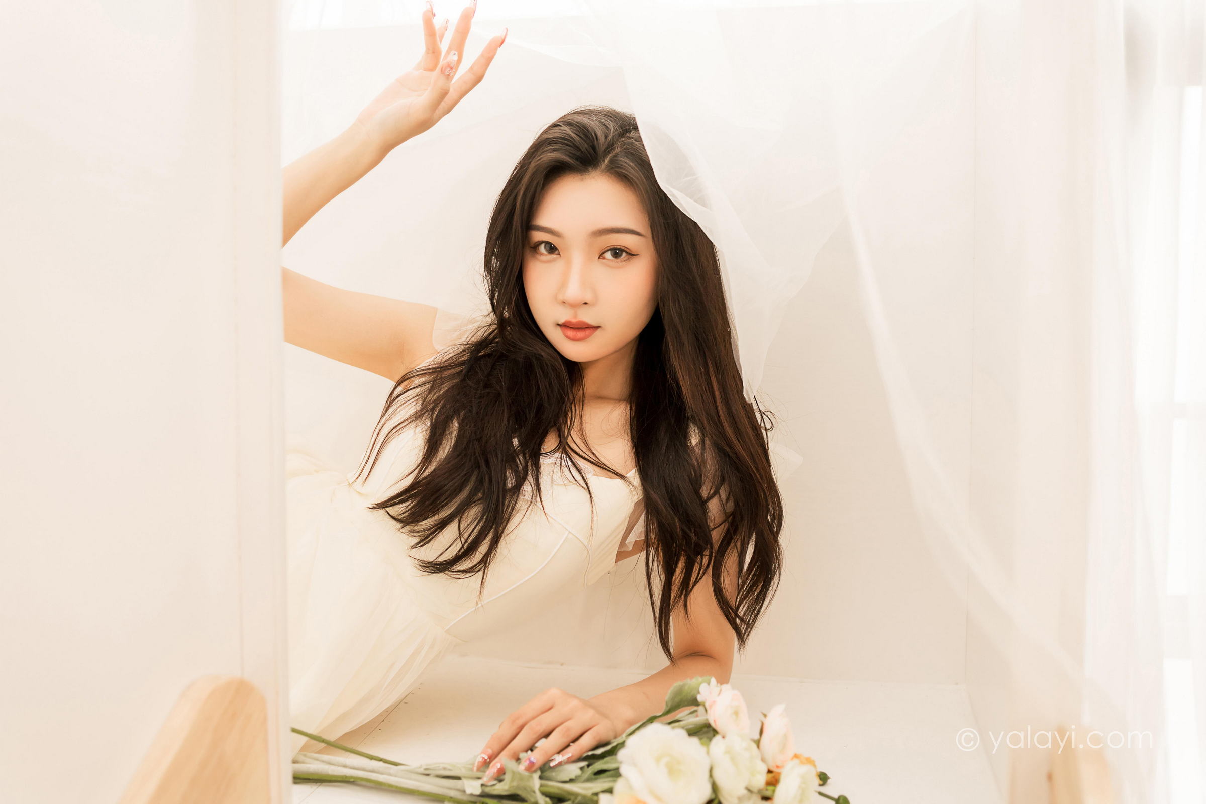 [YALAYI雅拉伊]2022.05.25 你别太迷人 徐小云 白色连衣裙居家清纯写真集第6张