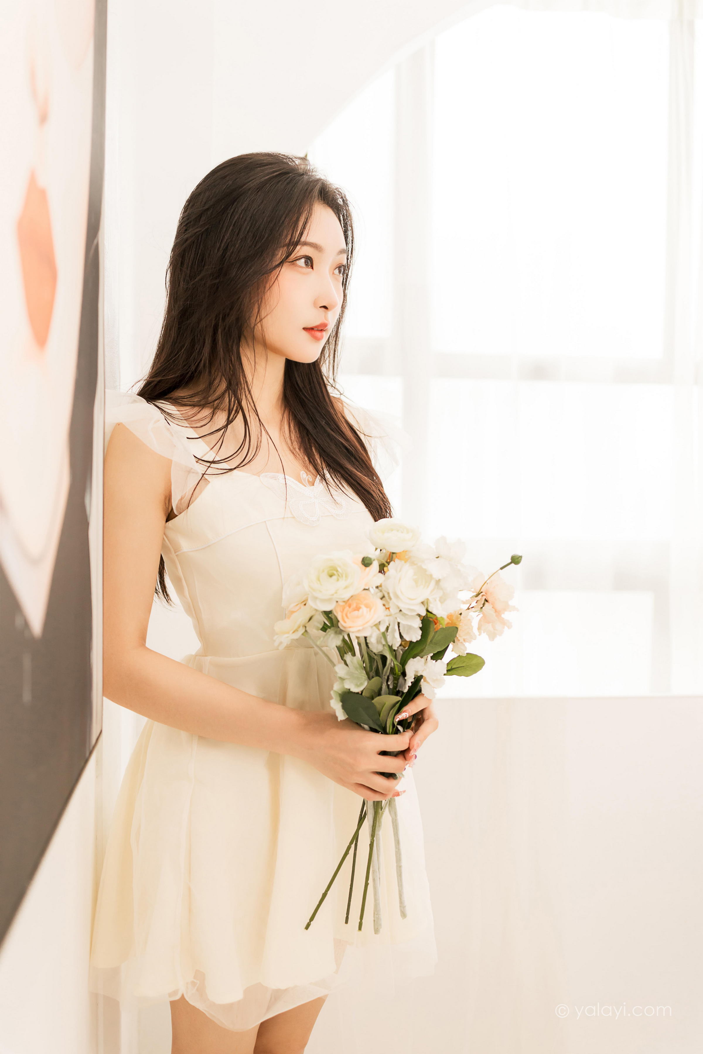 [YALAYI雅拉伊]2022.05.25 你别太迷人 徐小云 白色连衣裙居家清纯写真集第5张
