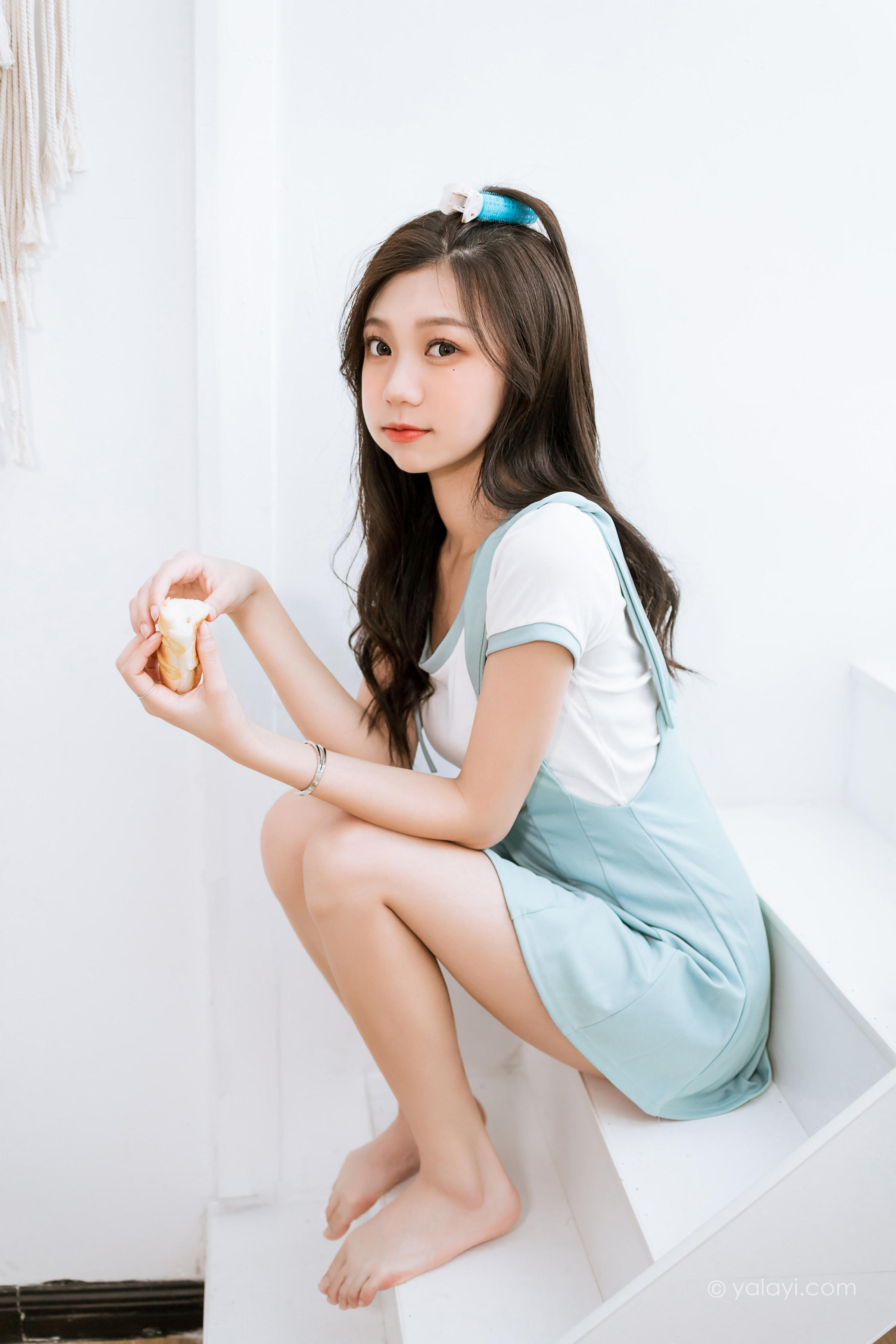 [YALAYI雅拉伊]2022.05.31 天使的微笑 梓瑶 白色短袖加背带短裙居家清纯写真集第1张