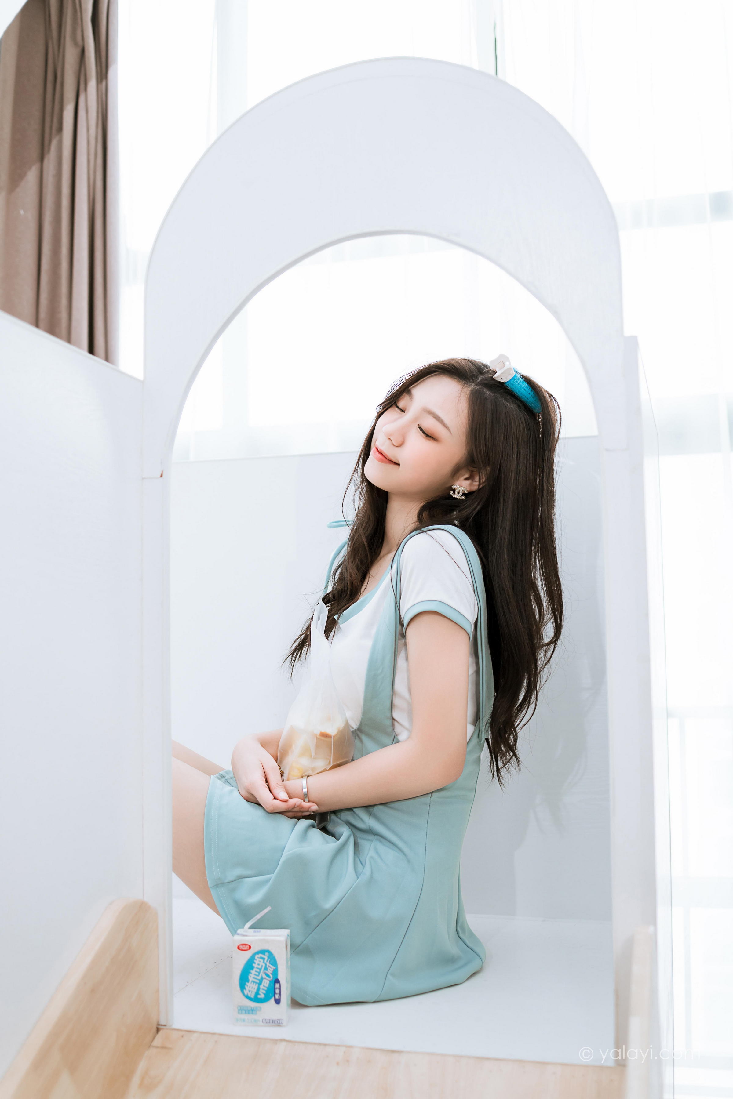 [YALAYI雅拉伊]2022.05.31 天使的微笑 梓瑶 白色短袖加背带短裙居家清纯写真集第8张