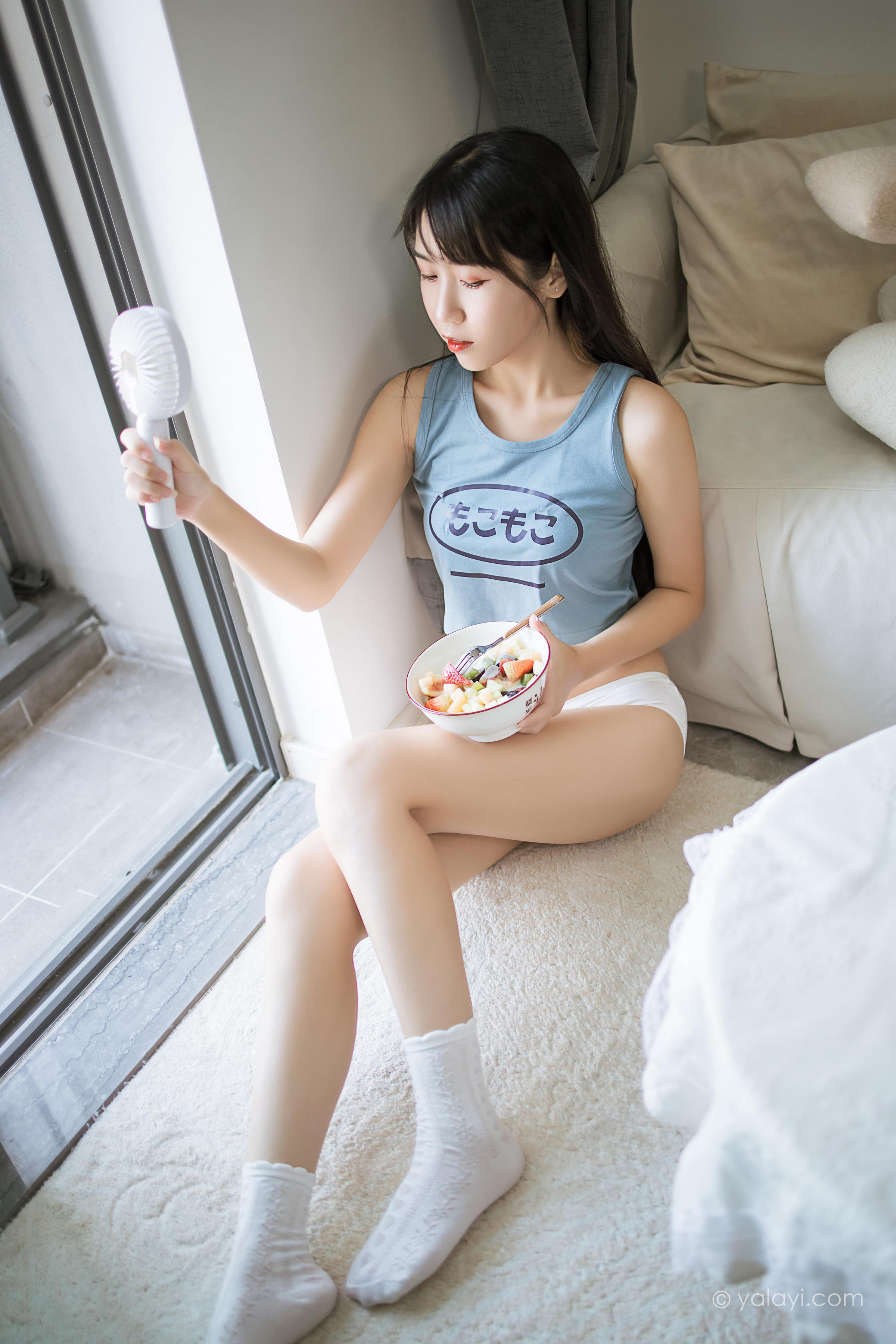 [YALAYI雅拉伊]2022.02.09 闲居在家 弈思 灰色小背心加白色绵袜居家清纯写真集第7张