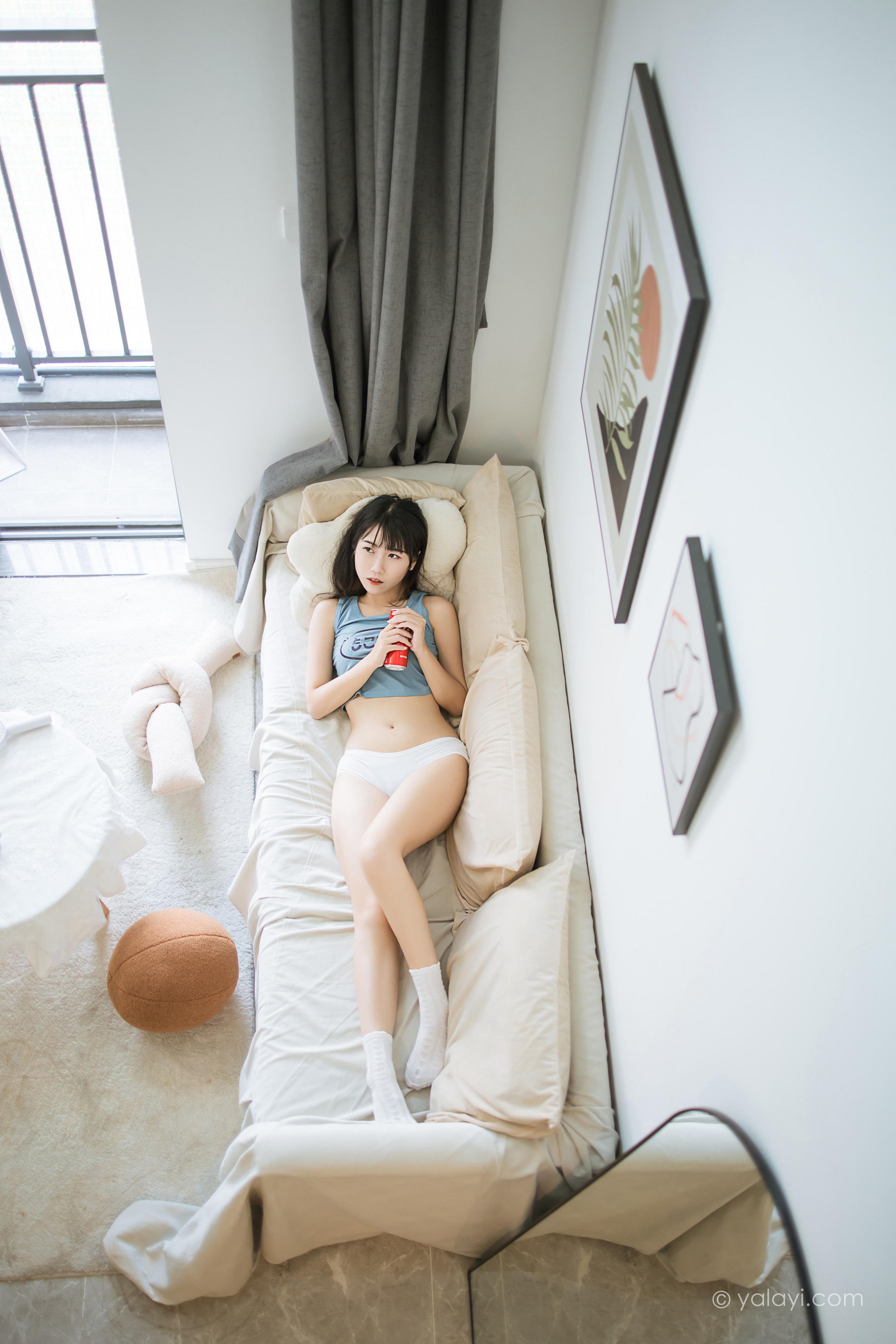 [YALAYI雅拉伊]2022.02.09 闲居在家 弈思 灰色小背心加白色绵袜居家清纯写真集第10张