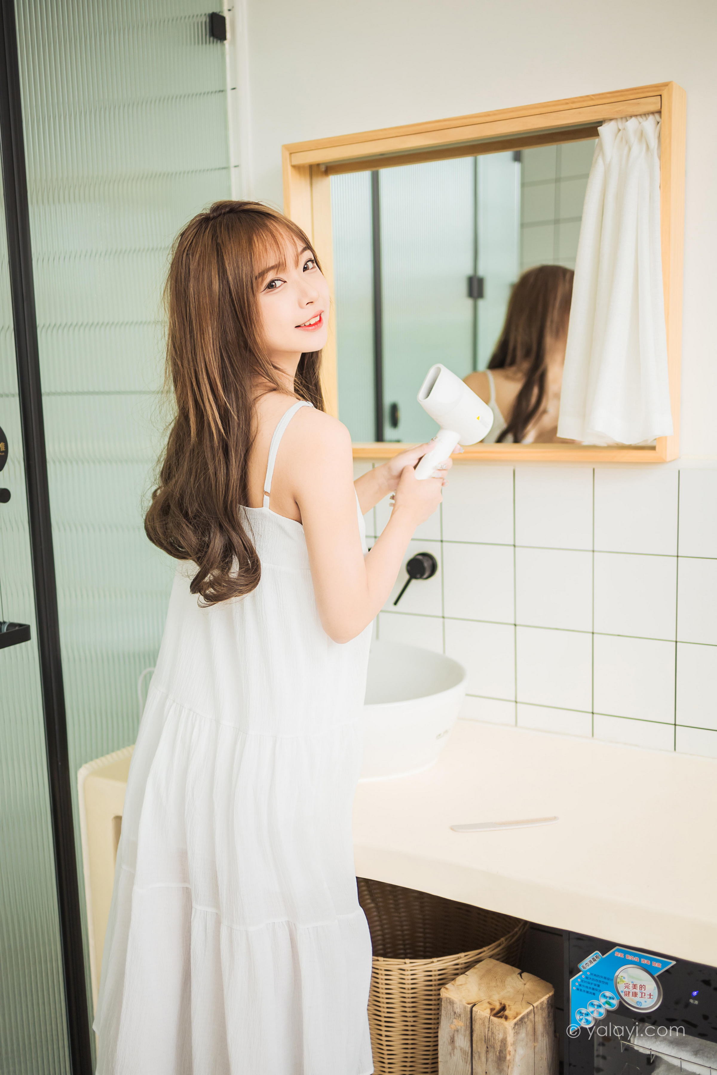 [YALAYI雅拉伊]2022.05.13 小女友 阿禾 白色吊带睡衣裙性感写真集第11张
