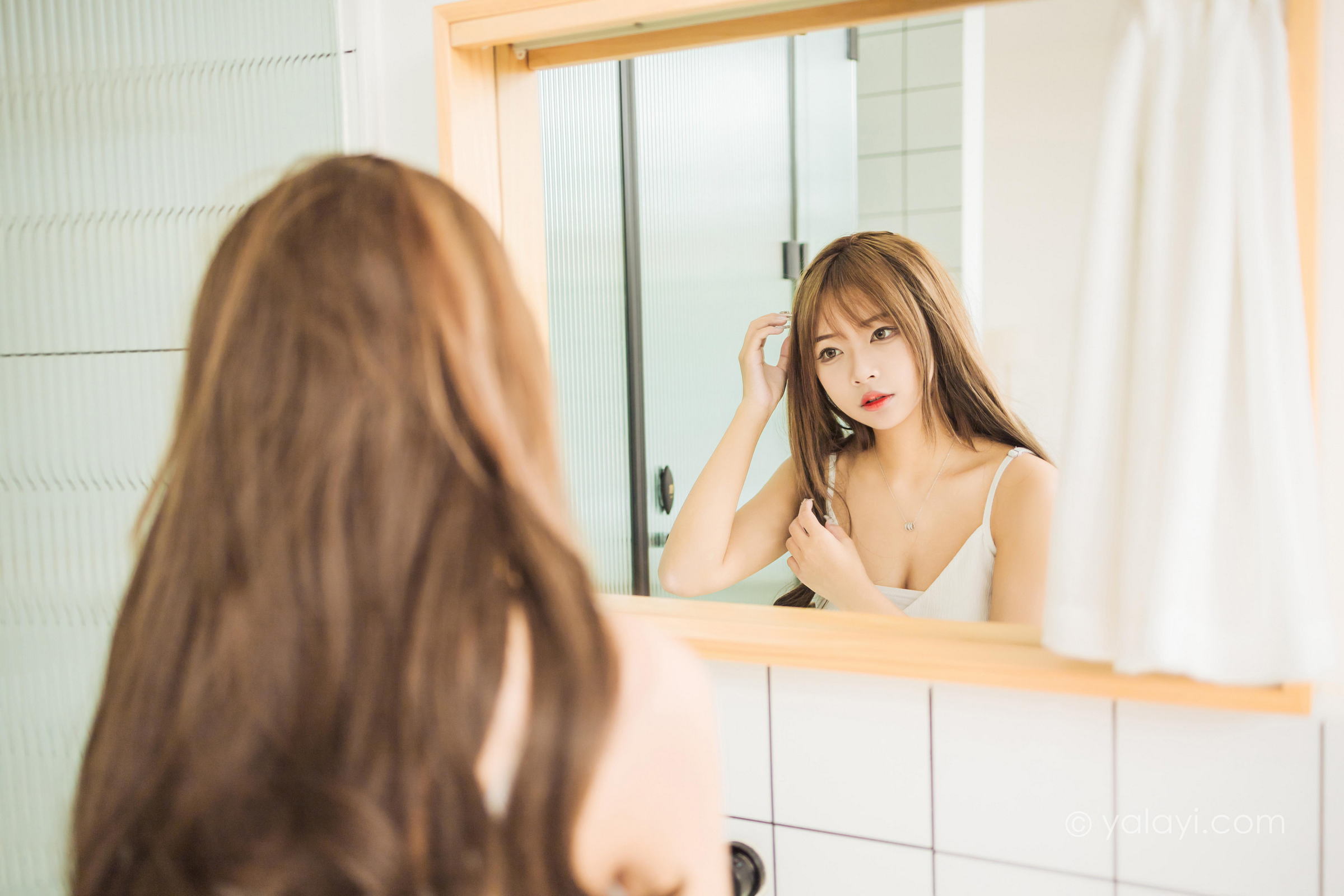 [YALAYI雅拉伊]2022.05.13 小女友 阿禾 白色吊带睡衣裙性感写真集第9张