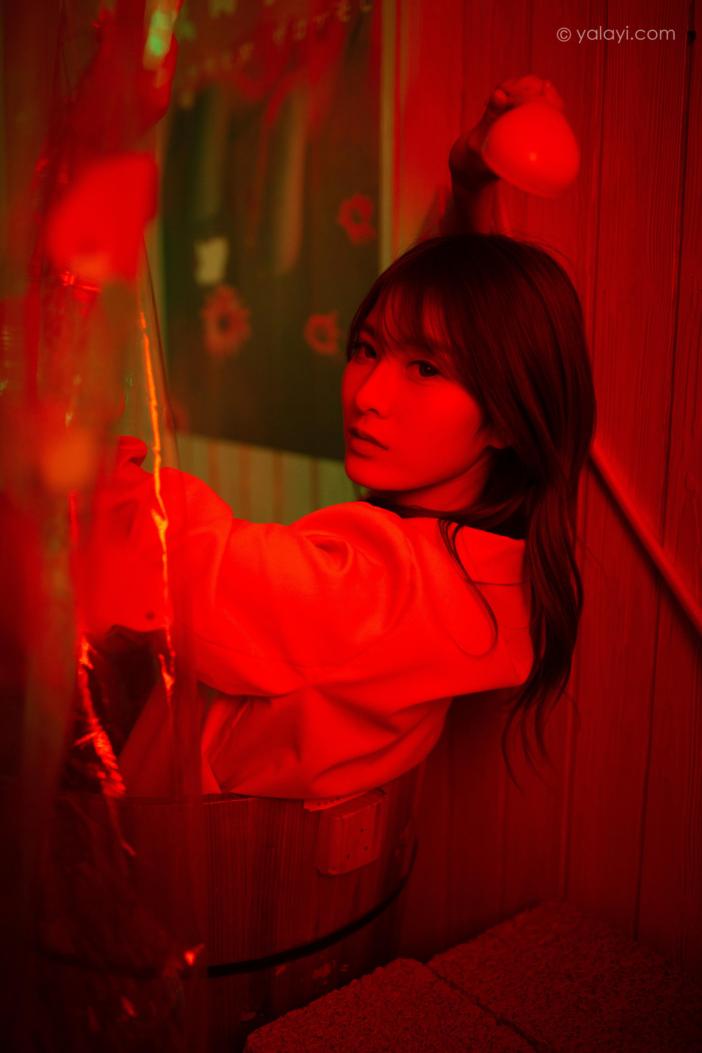 [YALAYI雅拉伊]2022.04.02 无关痛痒 小米 白色外套与灰色蕾丝内衣加牛仔裤性感私房写真集第12张