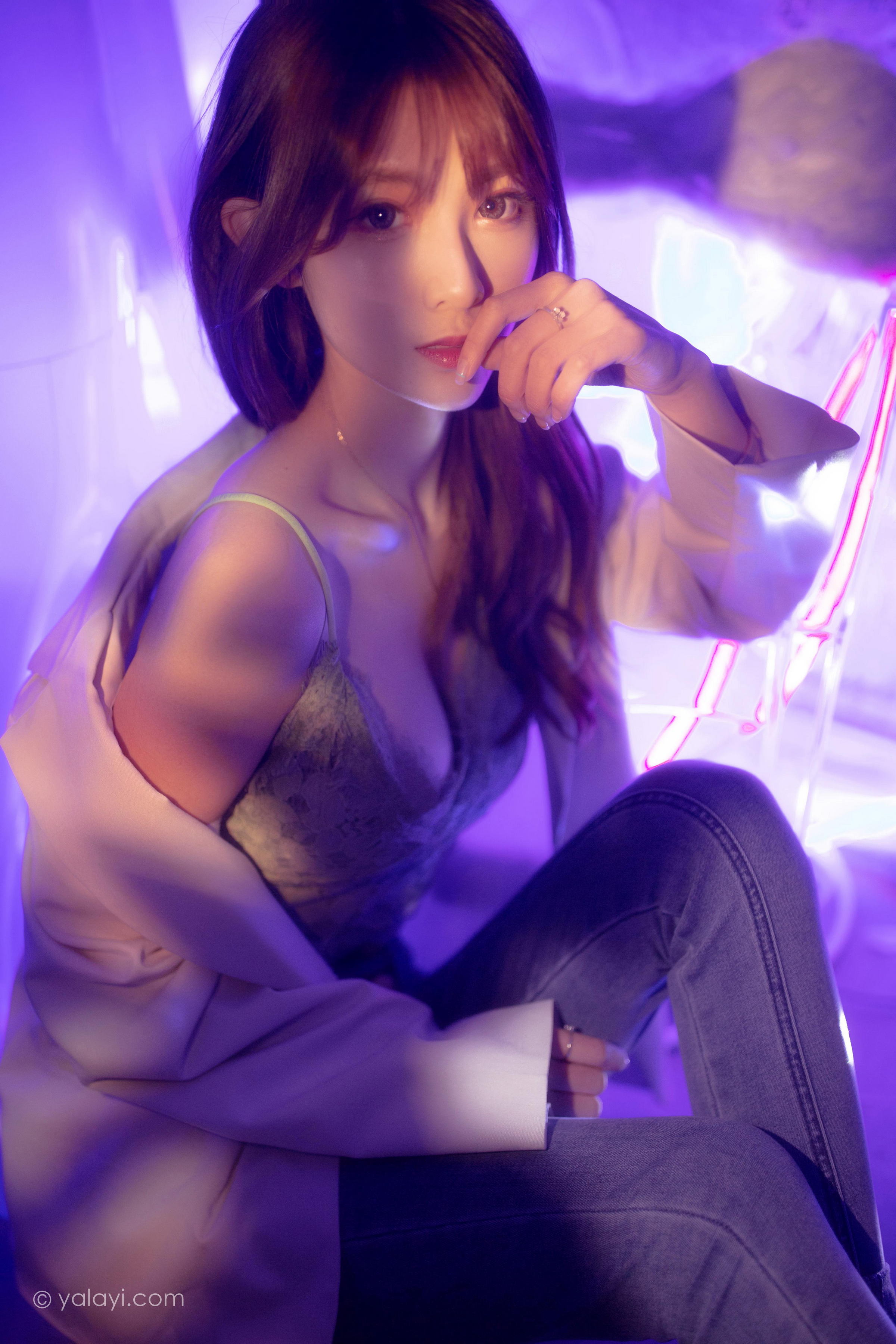 [YALAYI雅拉伊]2022.04.02 无关痛痒 小米 白色外套与灰色蕾丝内衣加牛仔裤性感私房写真集第6张