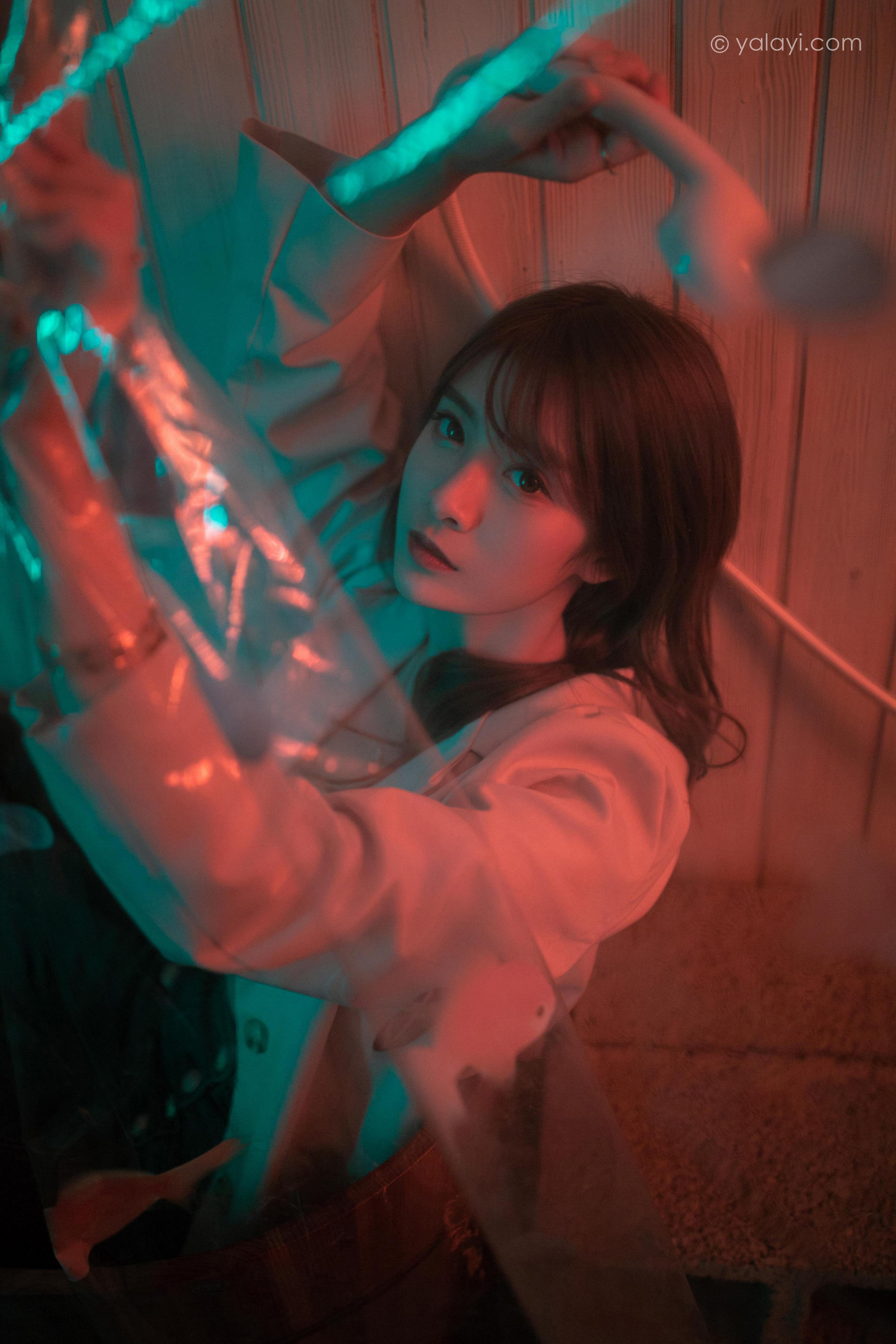 [YALAYI雅拉伊]2022.04.02 无关痛痒 小米 白色外套与灰色蕾丝内衣加牛仔裤性感私房写真集第11张