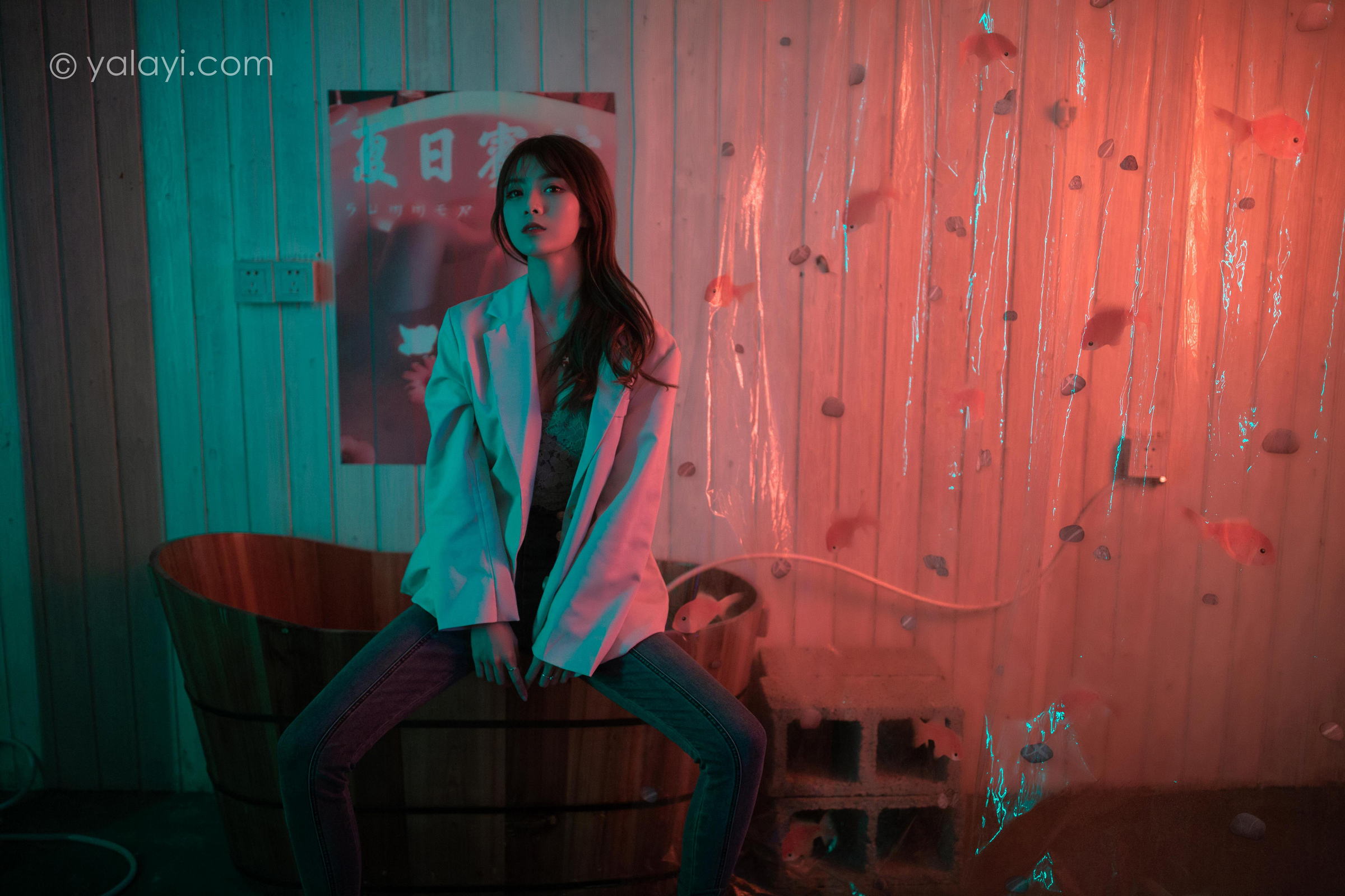 [YALAYI雅拉伊]2022.04.02 无关痛痒 小米 白色外套与灰色蕾丝内衣加牛仔裤性感私房写真集第12张