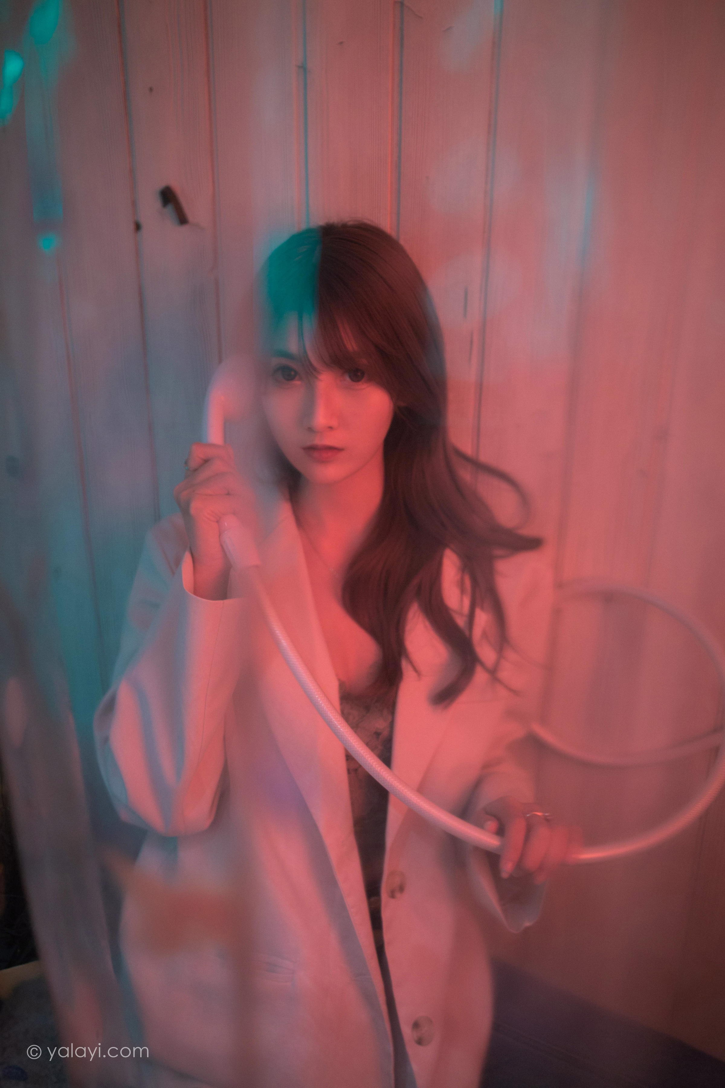 [YALAYI雅拉伊]2022.04.02 无关痛痒 小米 白色外套与灰色蕾丝内衣加牛仔裤性感私房写真集第10张