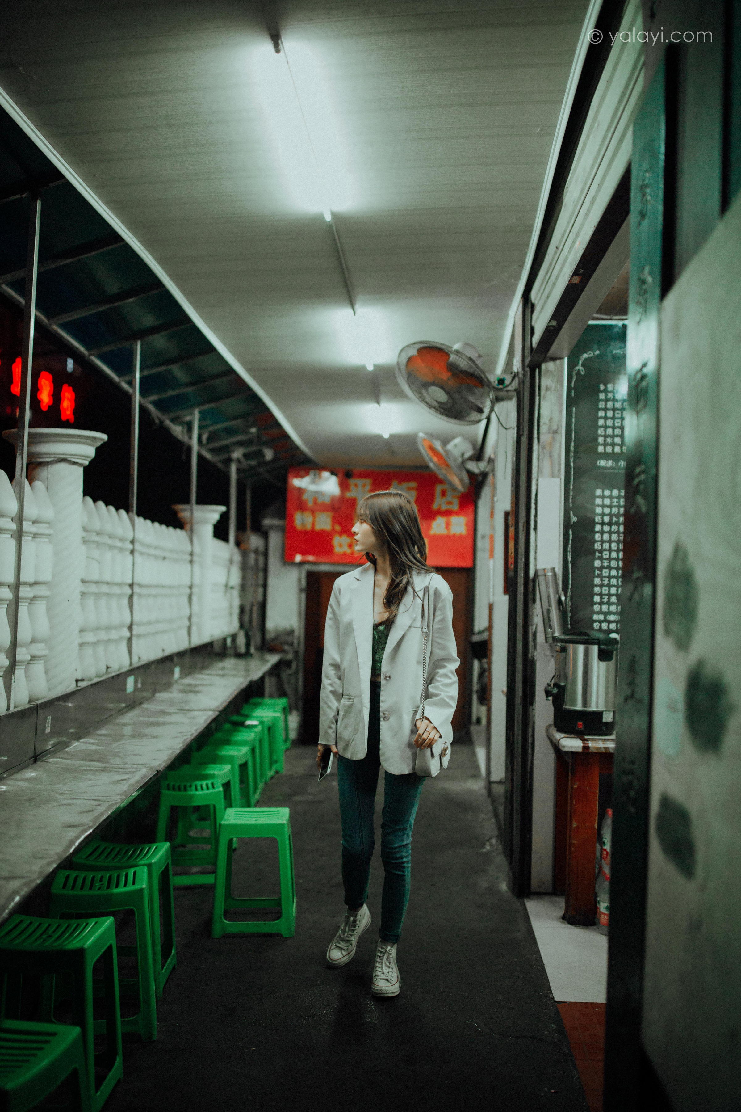 [YALAYI雅拉伊]2022.04.02 无关痛痒 小米 白色外套与灰色蕾丝内衣加牛仔裤性感私房写真集第3张