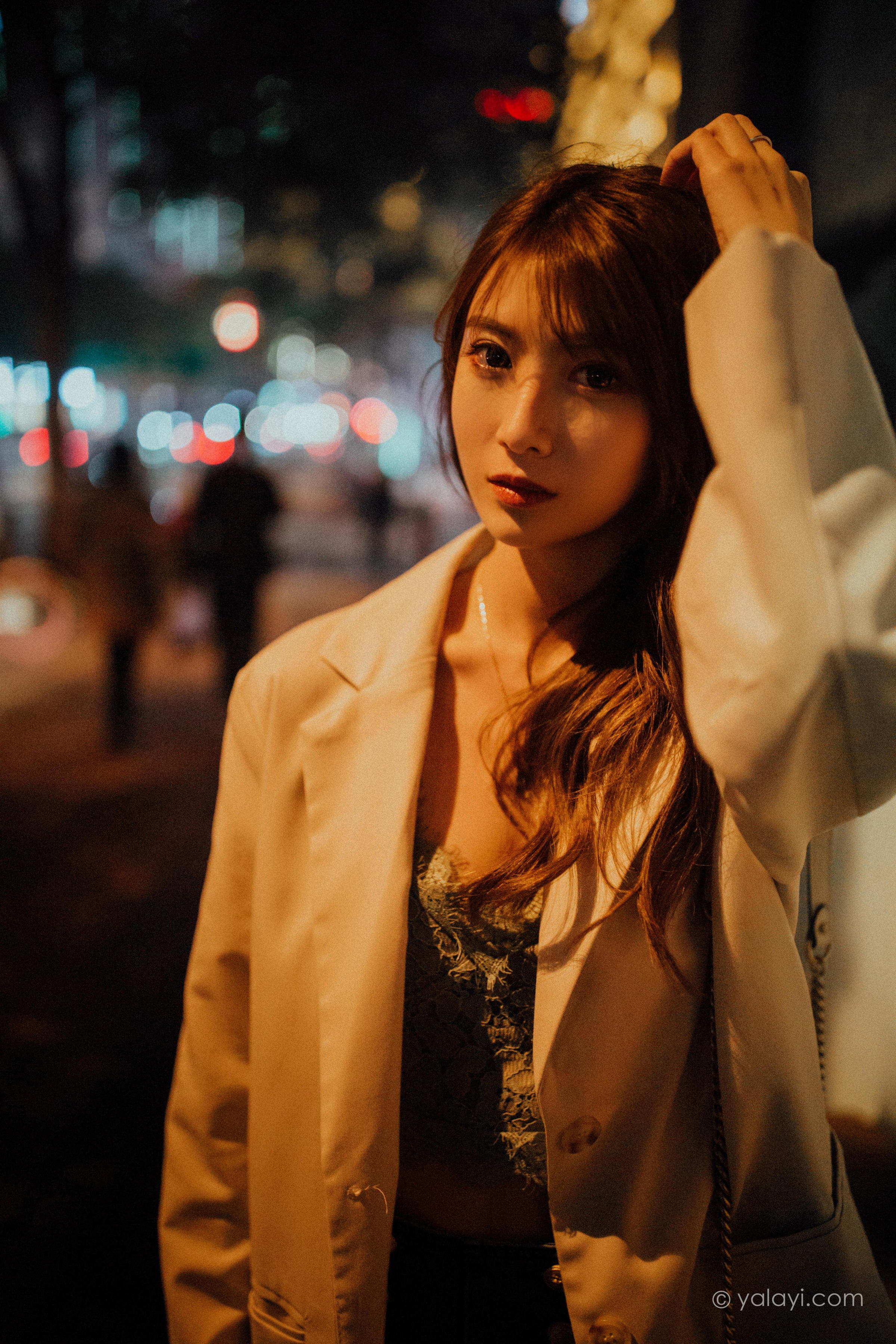 [YALAYI雅拉伊]2022.04.02 无关痛痒 小米 白色外套与灰色蕾丝内衣加牛仔裤性感私房写真集第2张