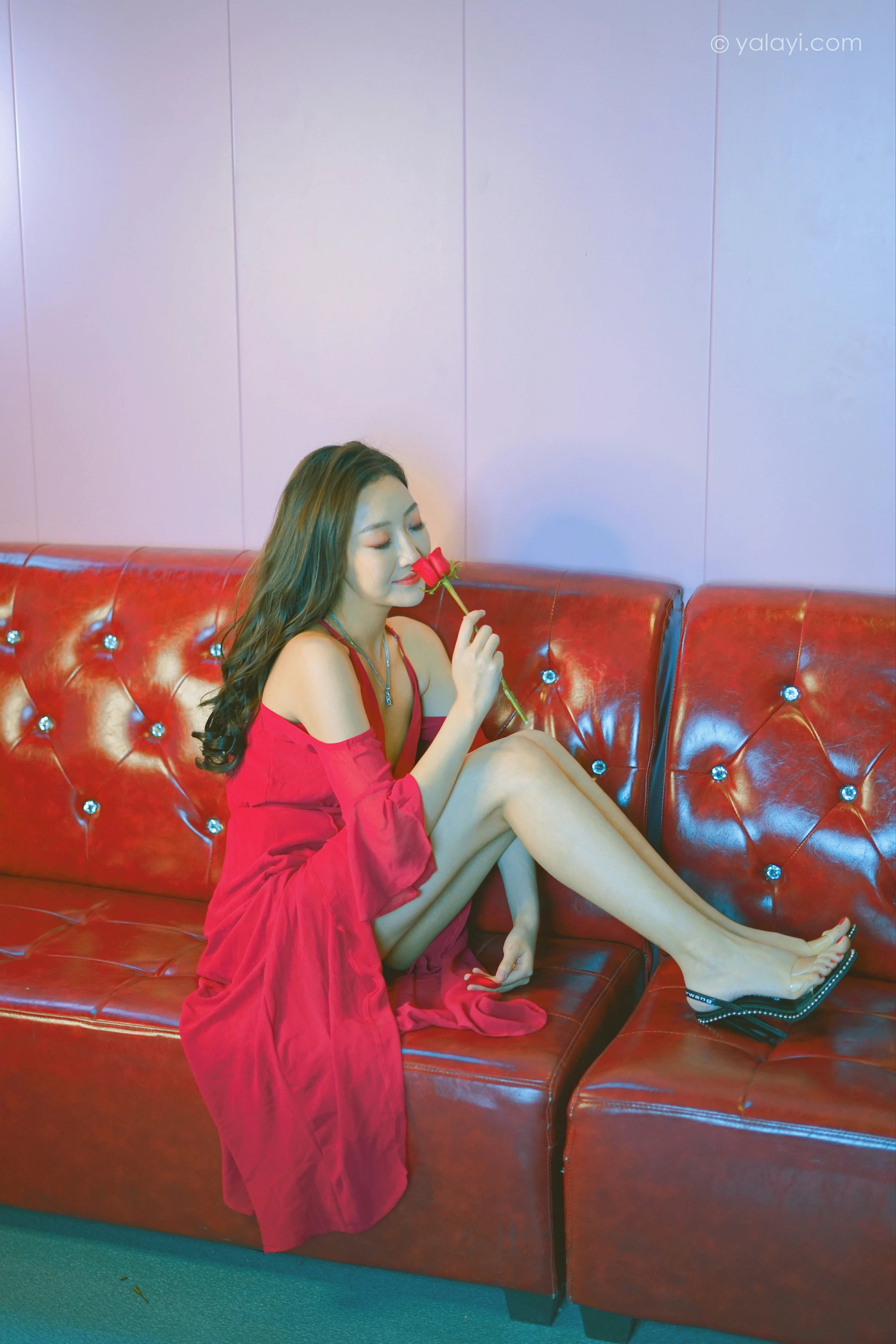 [YALAYI雅拉伊]2021.12.09 美好时光莫辜负 蕊思 红色吊带礼服裙性感私房写真集第4张