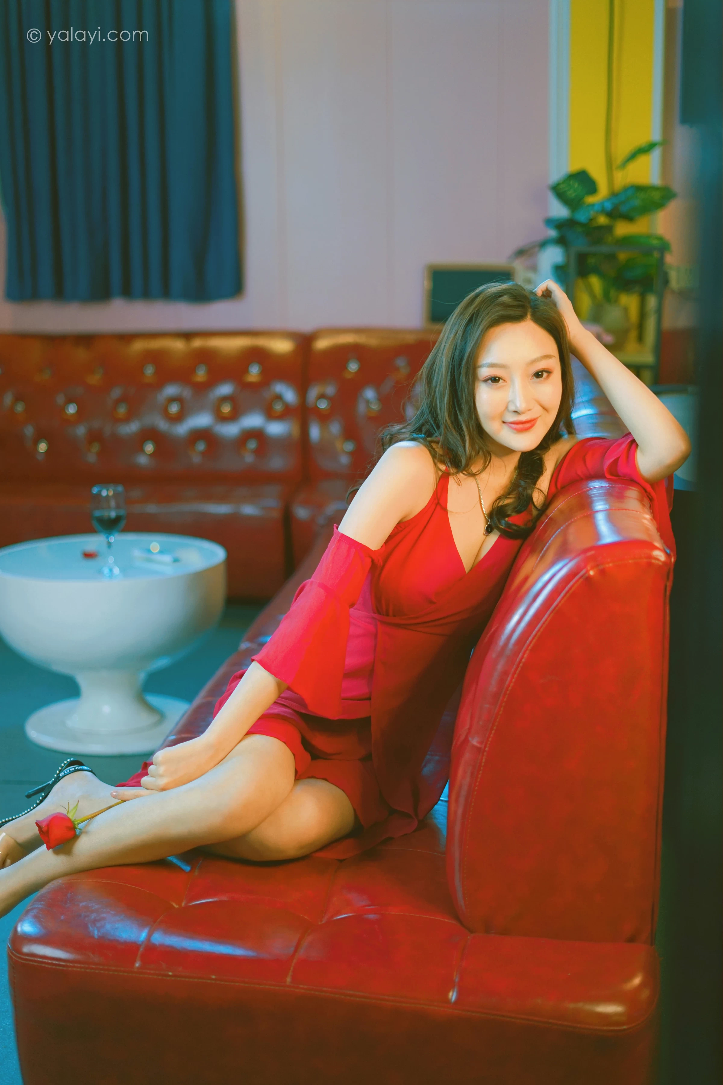[YALAYI雅拉伊]2021.12.09 美好时光莫辜负 蕊思 红色吊带礼服裙性感私房写真集第12张