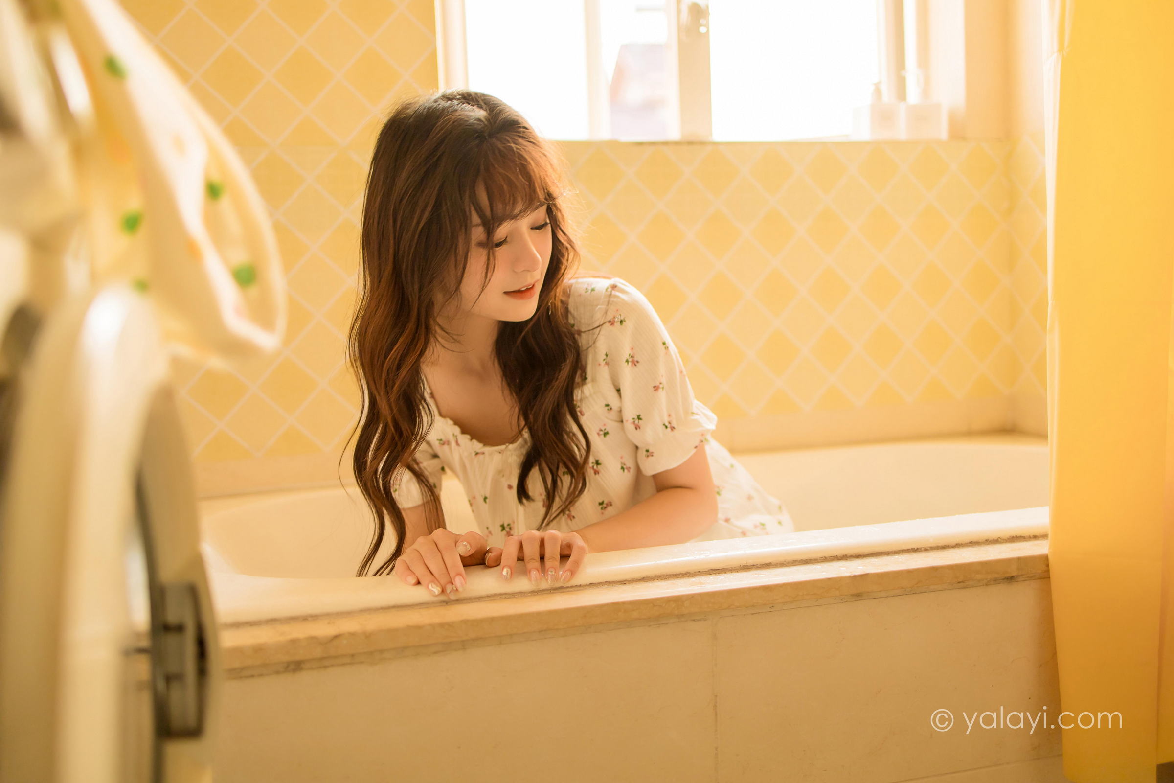 [YALAYI雅拉伊]2022.04.20 可爱的女孩 小亭 白色连身睡衣裙居家清纯写真集第11张